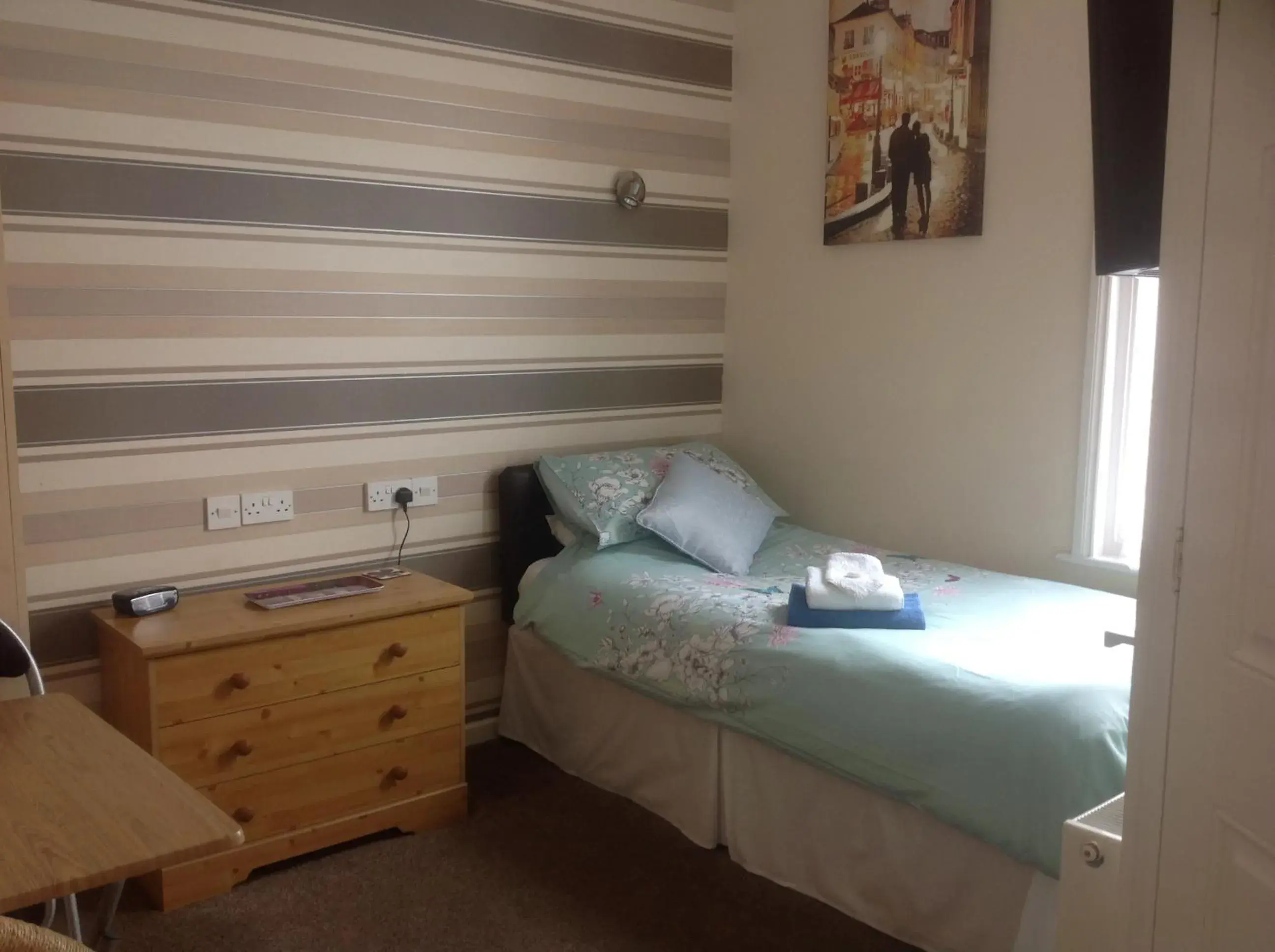 Large Single First Floor Rm 4 - single occupancy in Cleasewood Guest House Large Single First Floor Rm 4 - single occupancy in Cleasewood Guest House