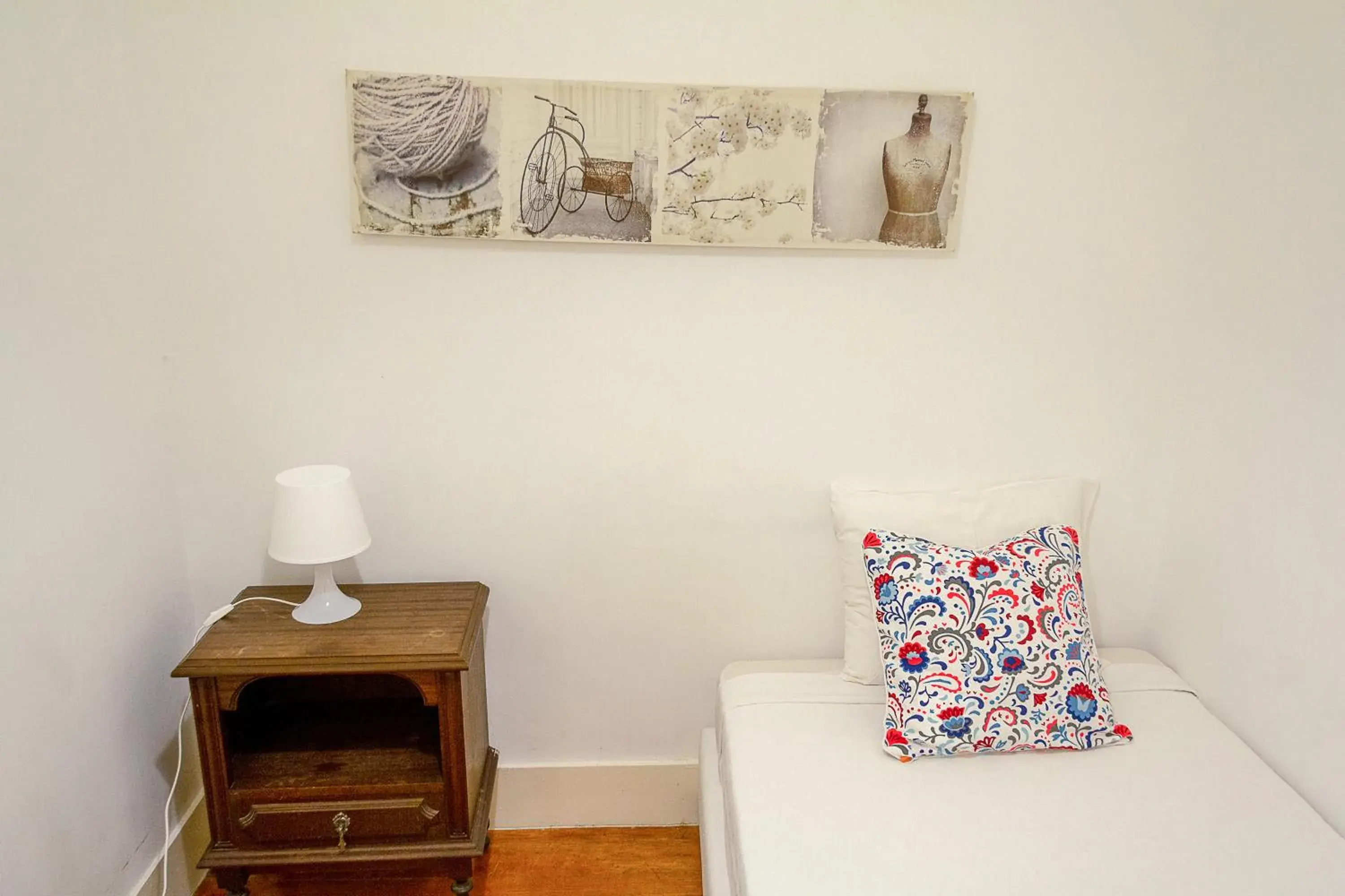 Interior Single Room with Shared Bathroom in Guest House Amoreiras Interior Single Room with Shared Bathroom in Guest House Amoreiras