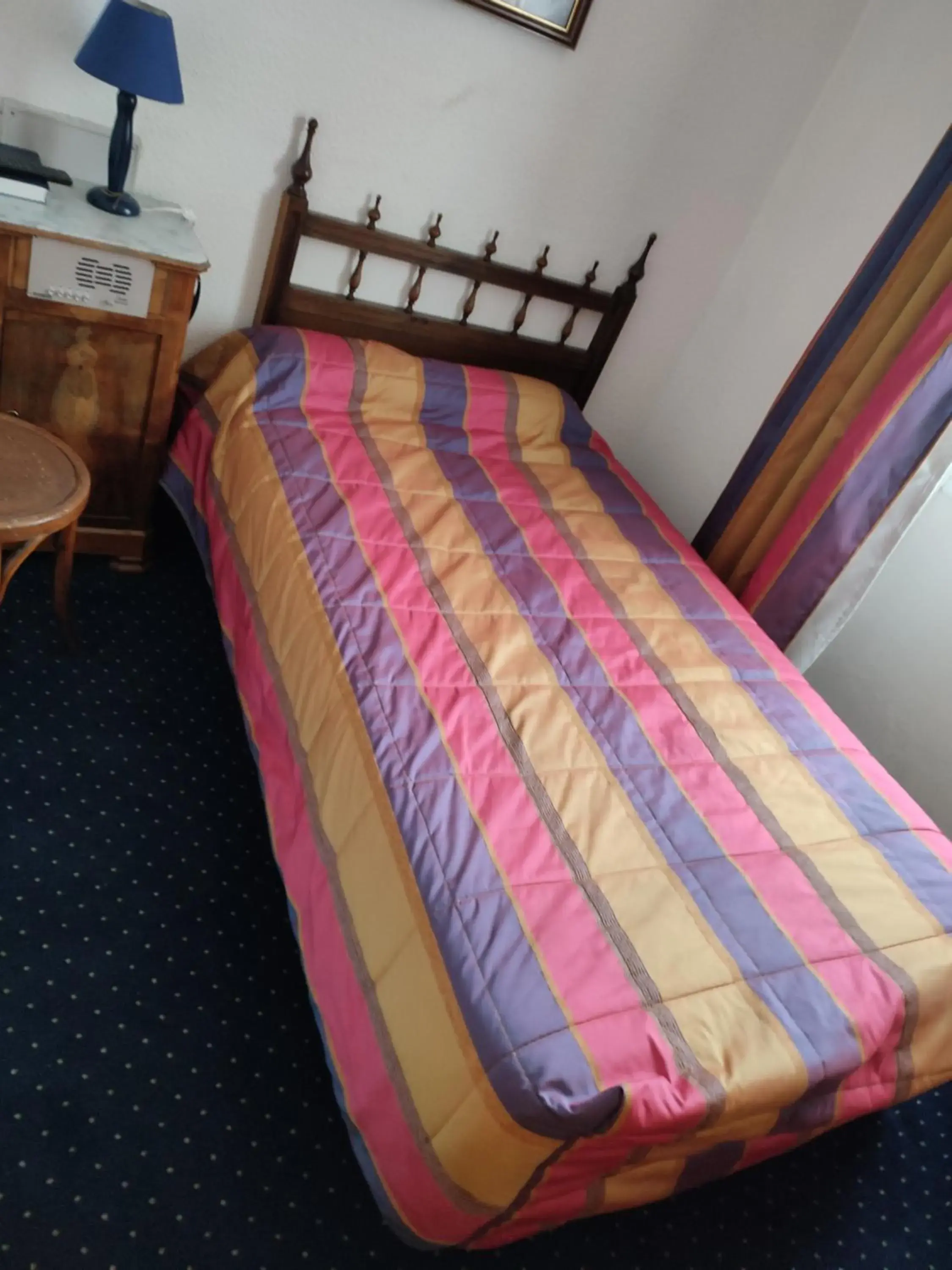 Single Room - single occupancy in Hotel du Commerce et de Navarre Single Room - single occupancy in Hotel du Commerce et de Navarre