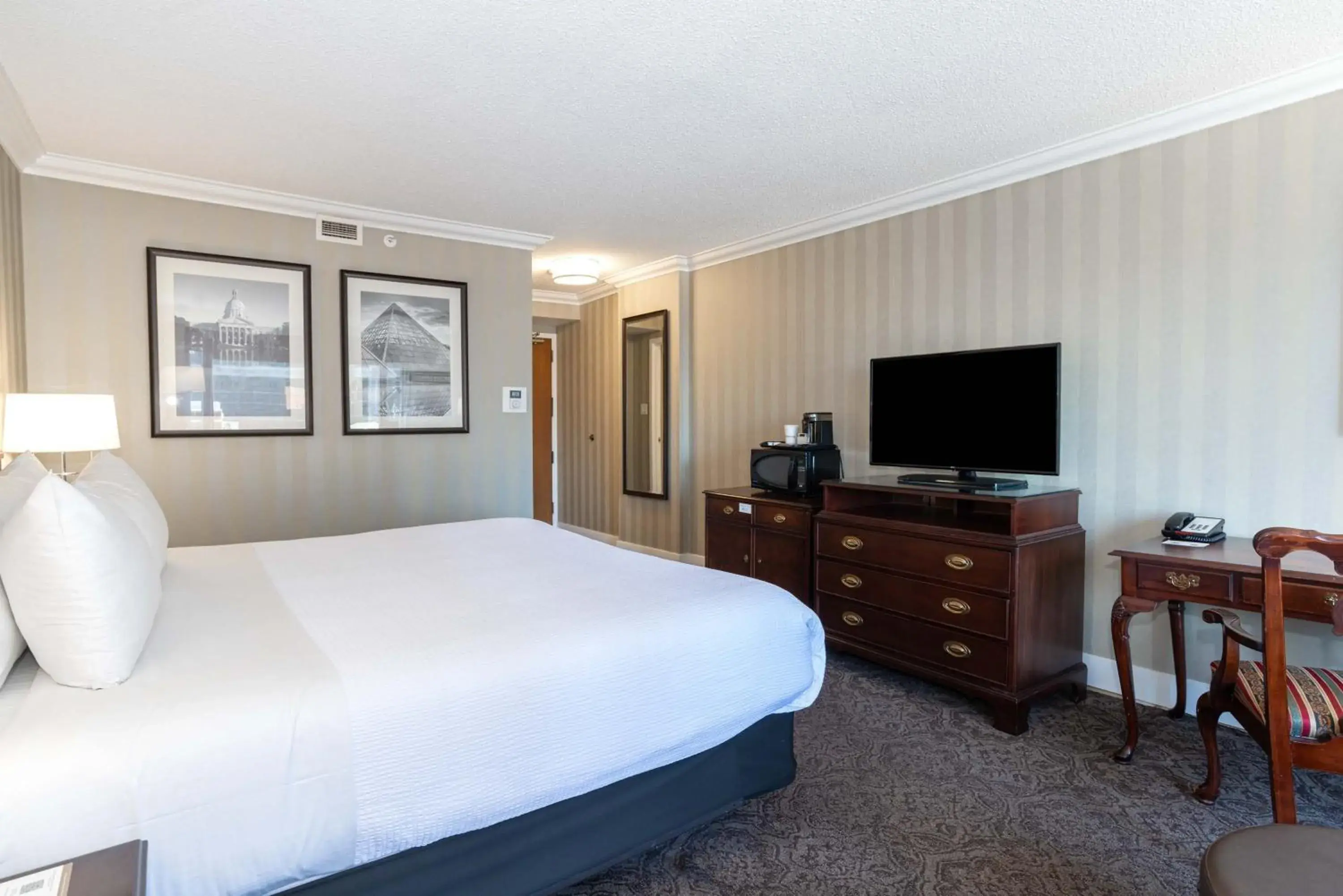 Deluxe Room, 1 King Bed, Middle Floors in Sandman Signature Edmonton Downtown Hotel Deluxe Room, 1 King Bed, Middle Floors in Sandman Signature Edmonton Downtown Hotel
