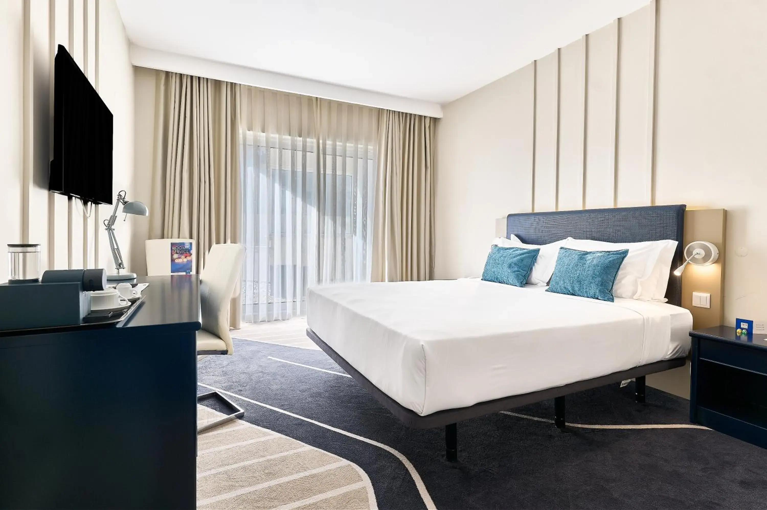 1 Double Bed, Premium Ocean View Junior Suite, Non-Smoking in TRYP by Wyndham Lisboa Caparica Mar 1 Double Bed, Premium Ocean View Junior Suite, Non-Smoking in TRYP by Wyndham Lisboa Caparica Mar