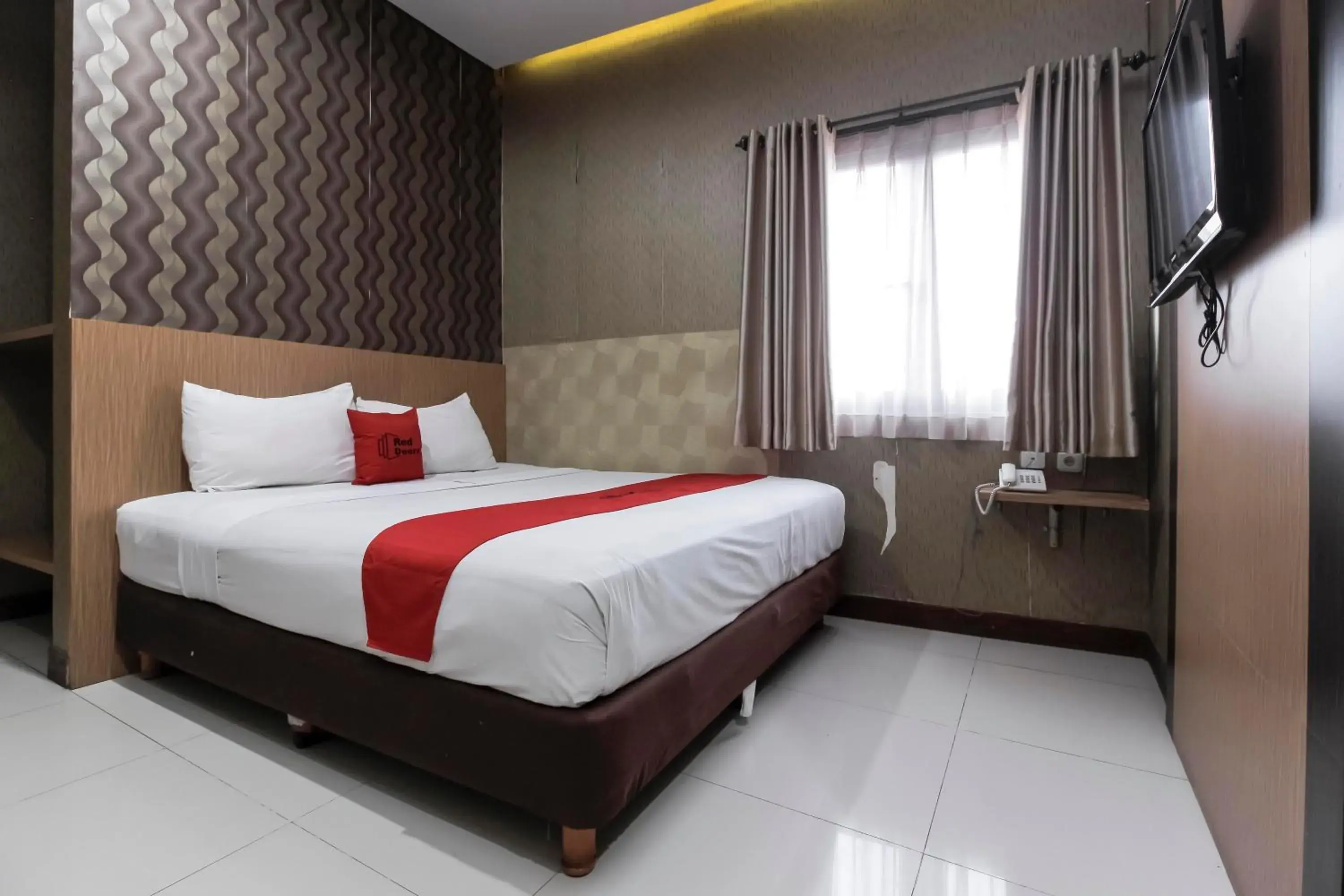 Deluxe Room in RedDoorz Plus @ Tuparev Cirebon Deluxe Room in RedDoorz Plus @ Tuparev Cirebon