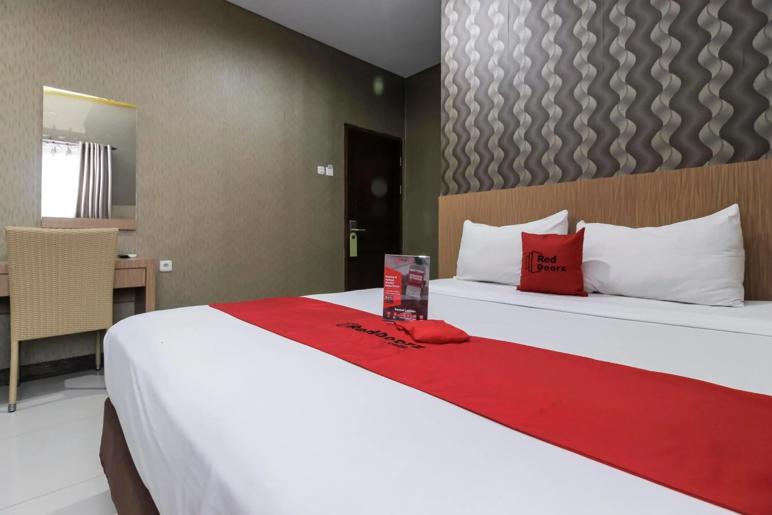 Double Room in RedDoorz Plus @ Tuparev Cirebon Double Room in RedDoorz Plus @ Tuparev Cirebon