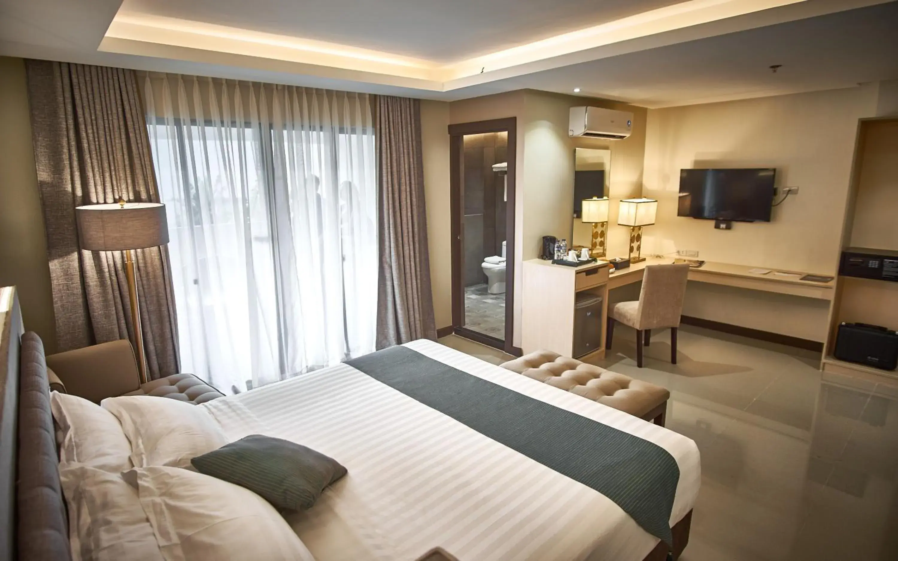 King Room with Balcony in J7 Hotel King Room with Balcony in J7 Hotel