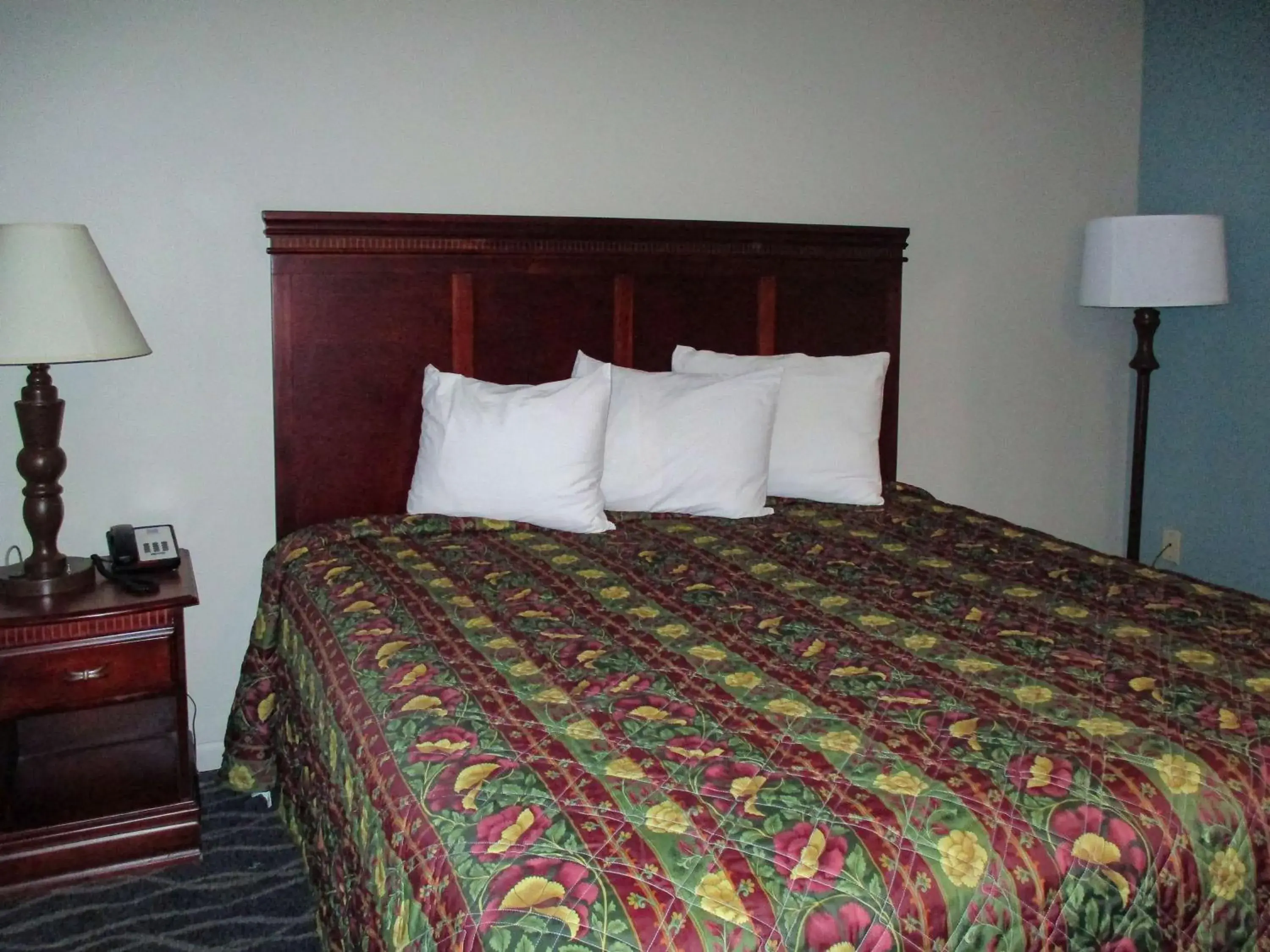 Deluxe King Room - Non-Smoking in Motel 6-Shartlesville, PA Deluxe King Room - Non-Smoking in Motel 6-Shartlesville, PA