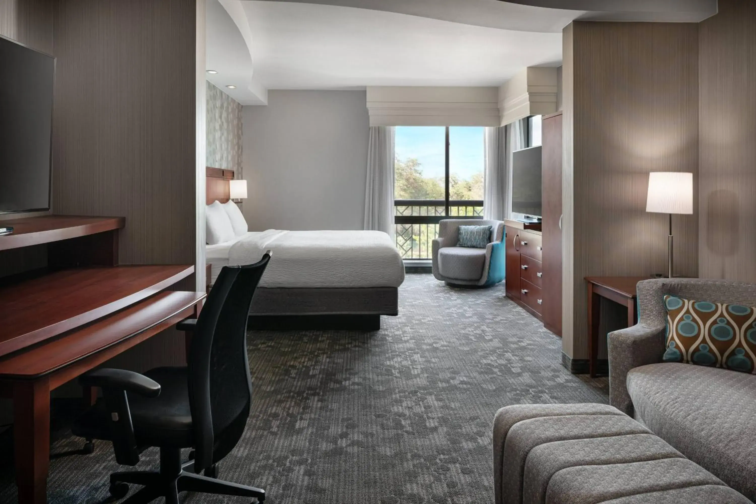 Junior Suite, 1 King, Sofa bed in Courtyard by Marriott Maui Kahului Airport Junior Suite, 1 King, Sofa bed in Courtyard by Marriott Maui Kahului Airport