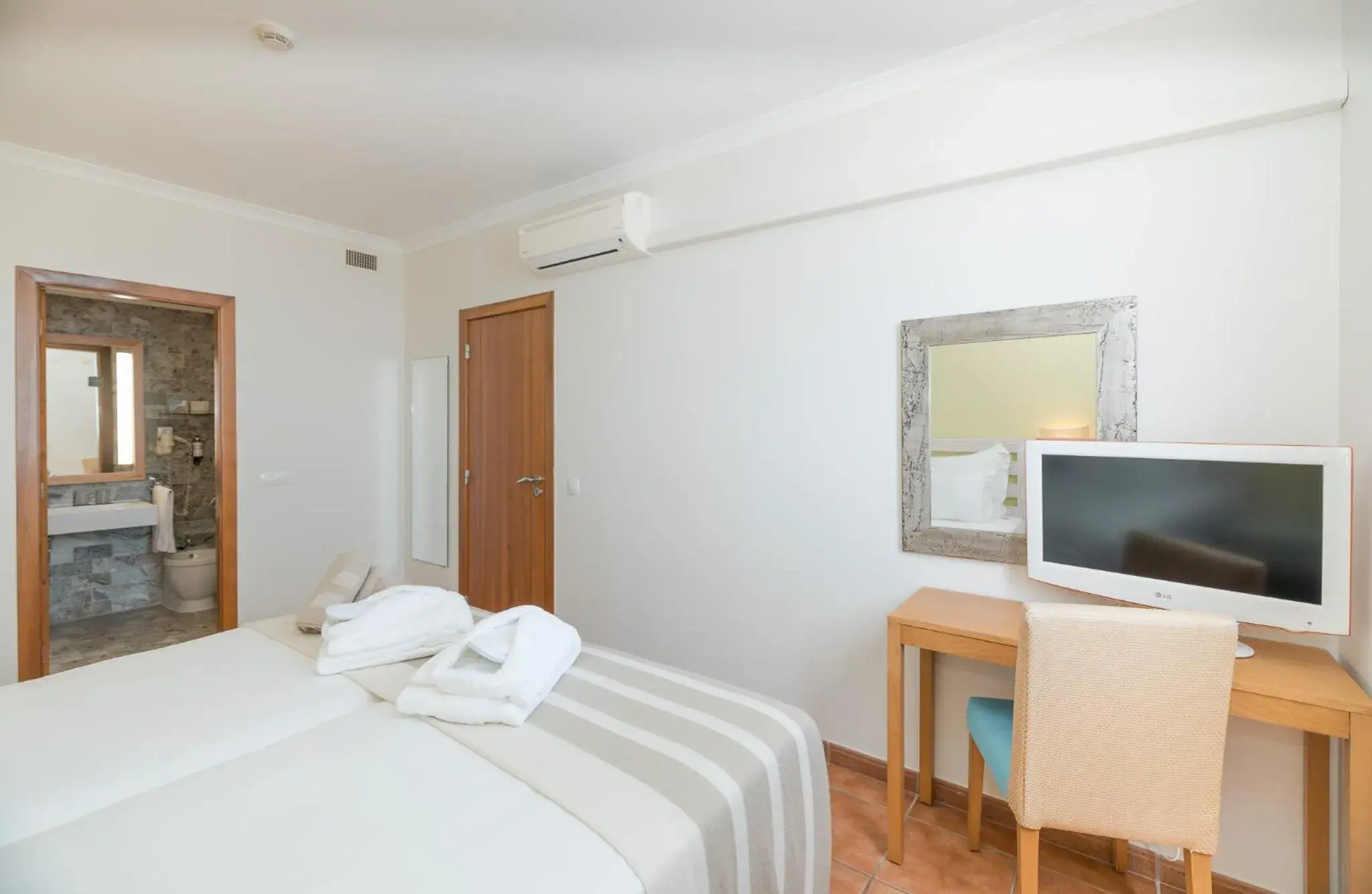 Family Suite (2 Adults and 2 Children) in Pestana Viking Beach & SPA Resort Family Suite (2 Adults and 2 Children) in Pestana Viking Beach & SPA Resort