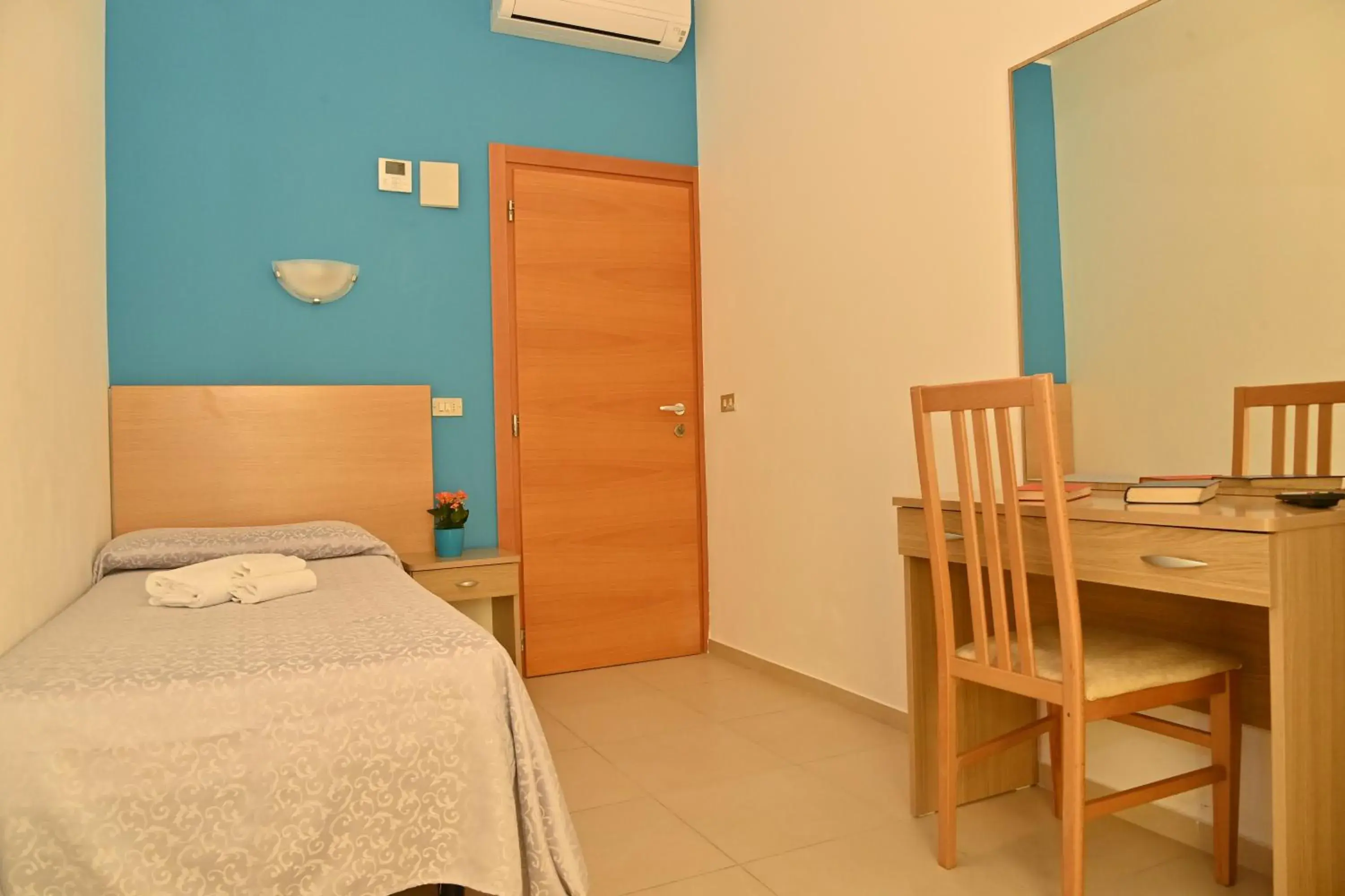 Budget Single Room in Hotel ITALY Budget Single Room in Hotel ITALY