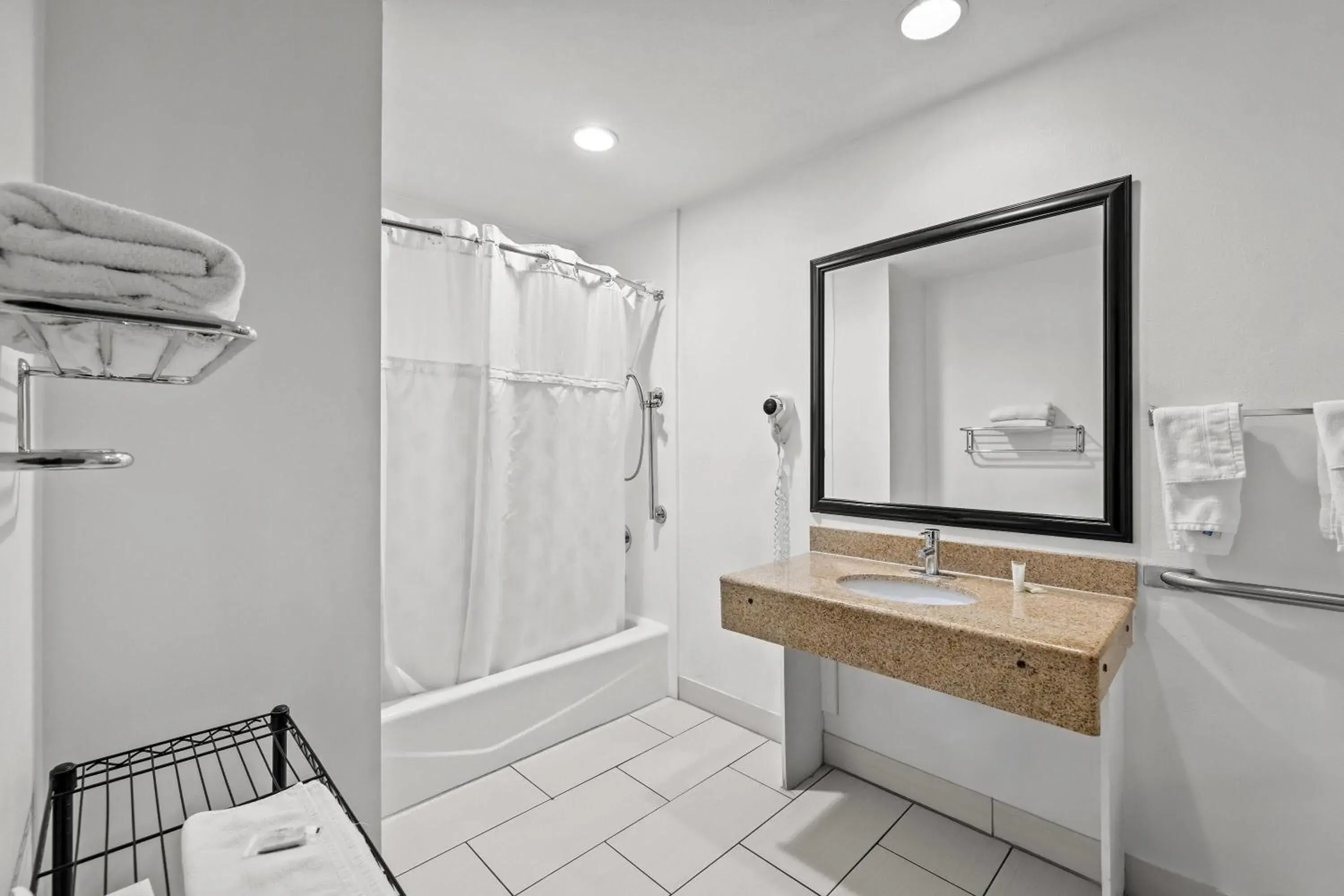 King Room - Mobility Access/Non-Smoking in Days Inn by Wyndham Tucson Airport King Room - Mobility Access/Non-Smoking in Days Inn by Wyndham Tucson Airport