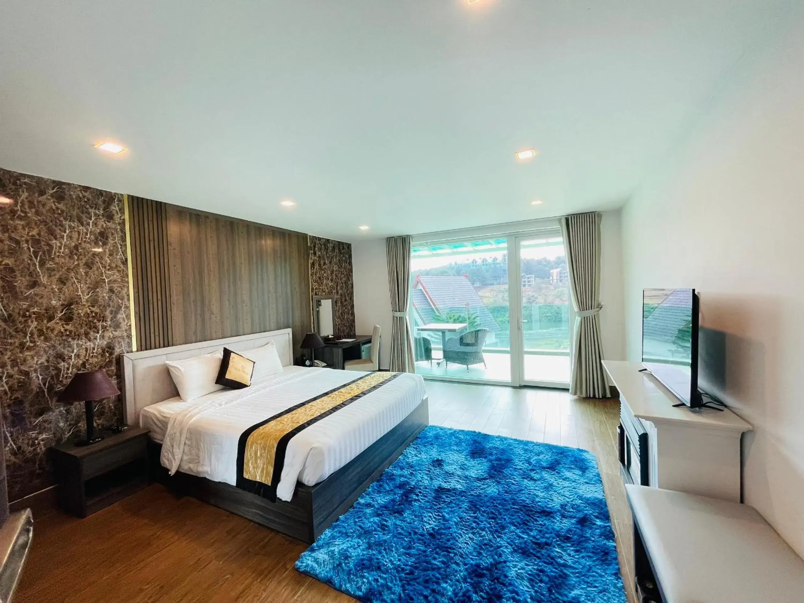 Deluxe Double Room with Lake View in Dalat Wonder Resort Deluxe Double Room with Lake View in Dalat Wonder Resort
