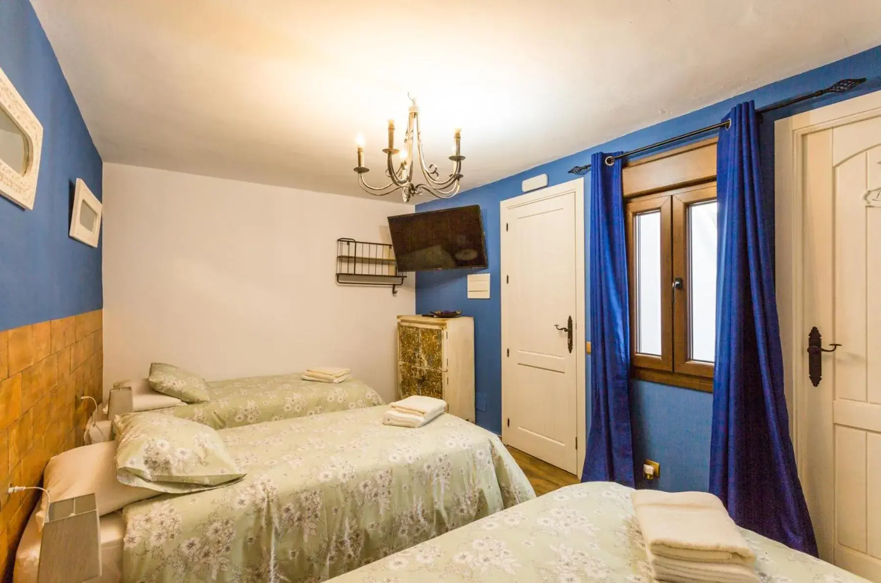 Triple Room with Private Bathroom in La posada del Cani Triple Room with Private Bathroom in La posada del Cani