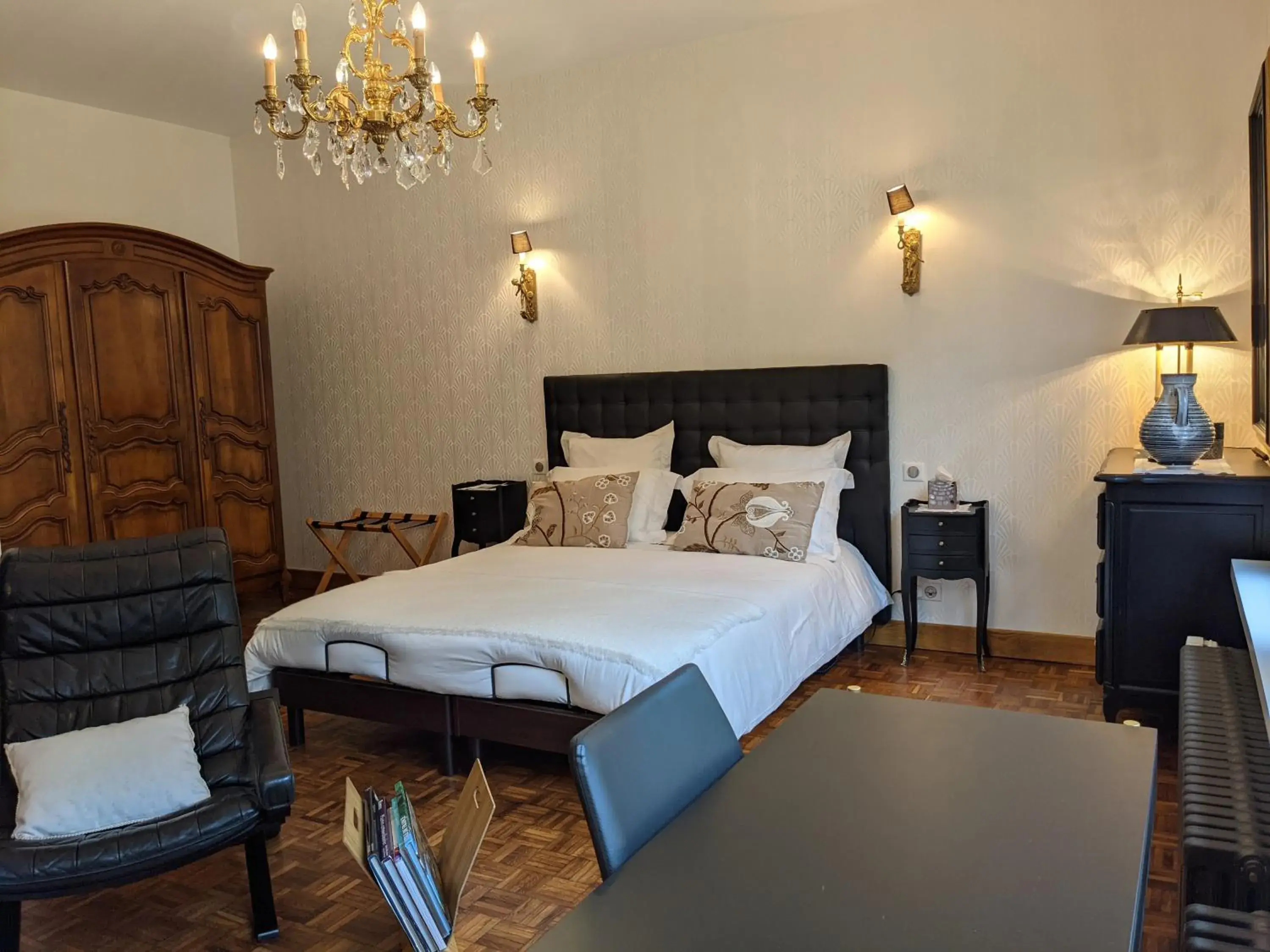 King Room with Roll-In Shower - single occupancy - Disability Access in La Closerie King Room with Roll-In Shower - single occupancy - Disability Access in La Closerie