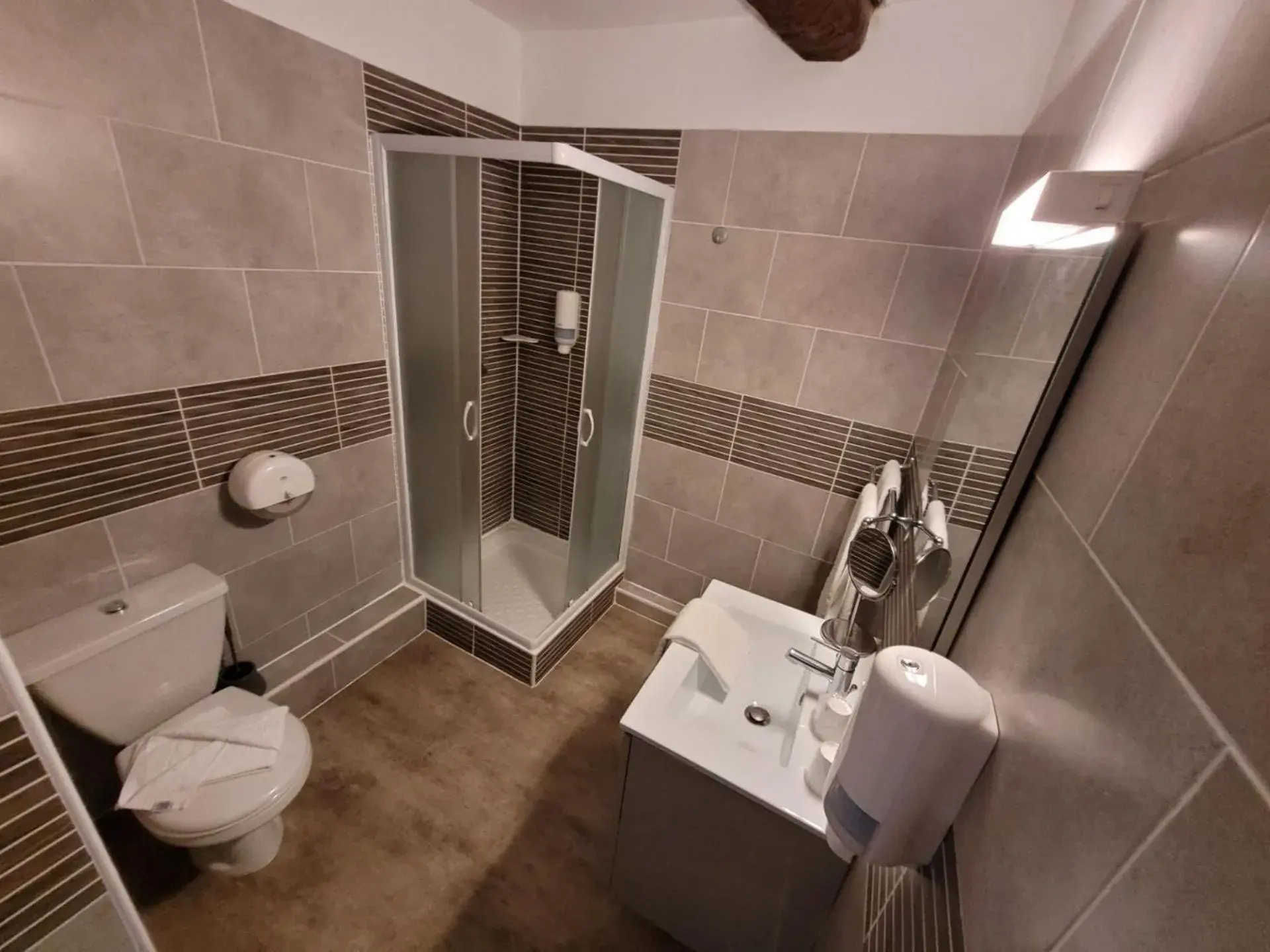 Confort Double Room in Le Cérétan Hôtel Confort Double Room in Le Cérétan Hôtel