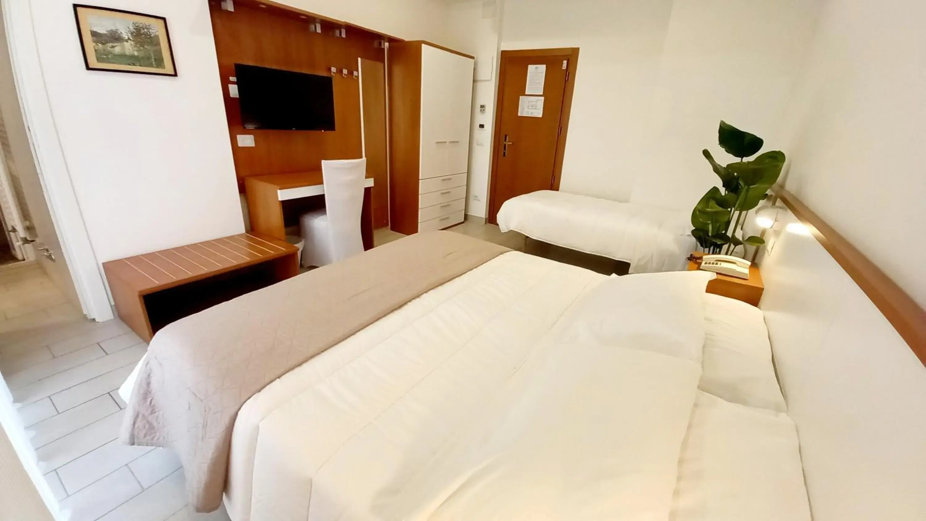 Triple Room with Balcony in Hotel Brotas Triple Room with Balcony in Hotel Brotas