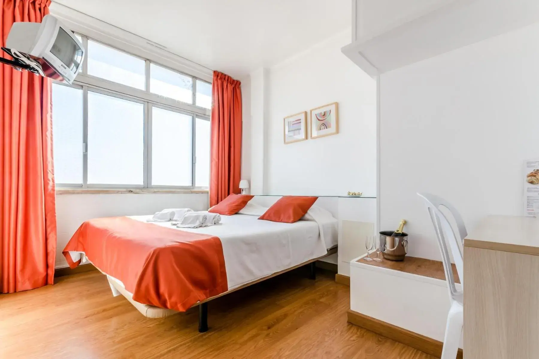 Double or Twin Room with Shared Bathroom in Residencial Jardim da Amadora Double or Twin Room with Shared Bathroom in Residencial Jardim da Amadora