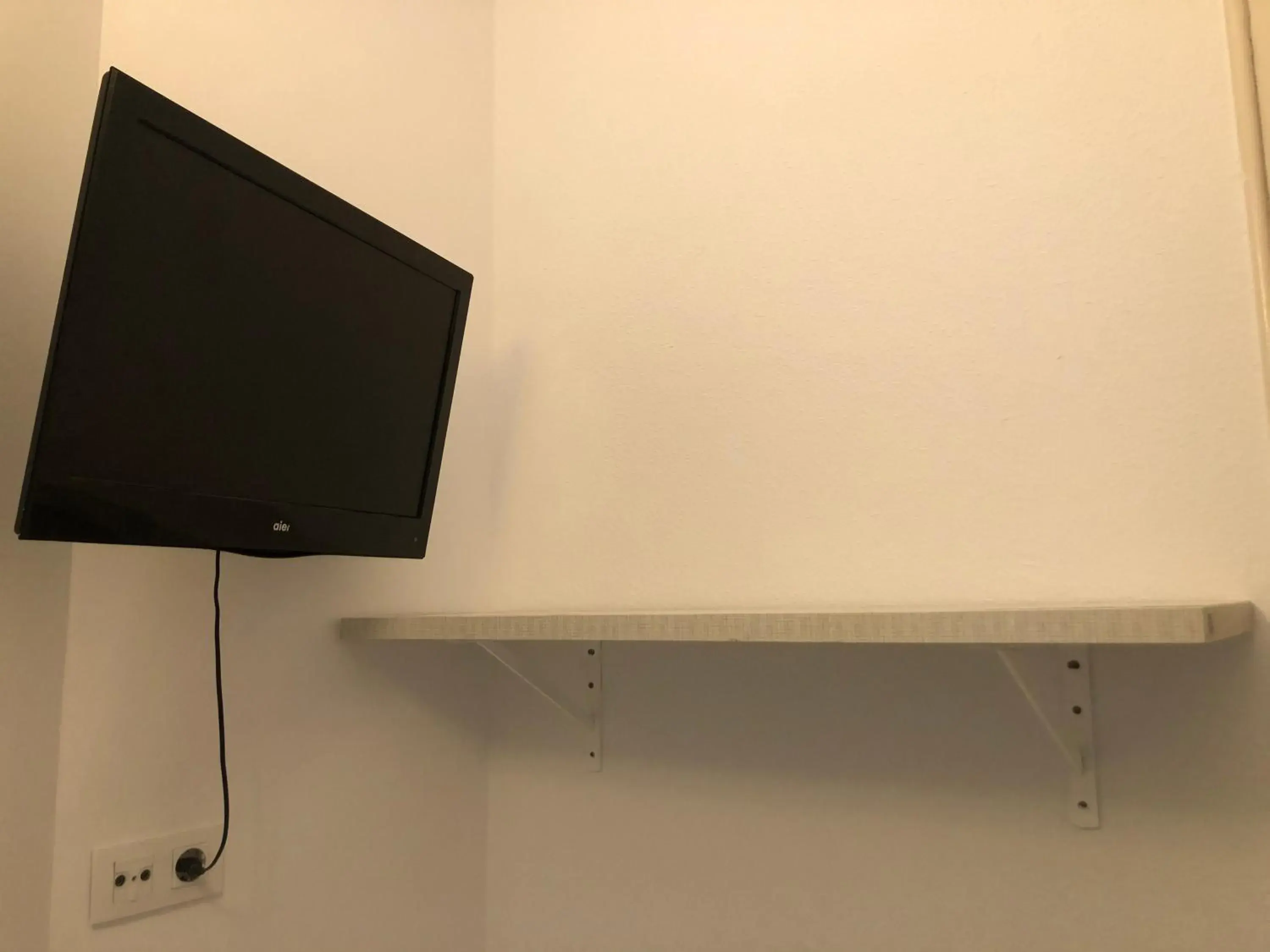 Single Room with Private External Bathroom in Hostalin Barcelona Diputacion Single Room with Private External Bathroom in Hostalin Barcelona Diputacion