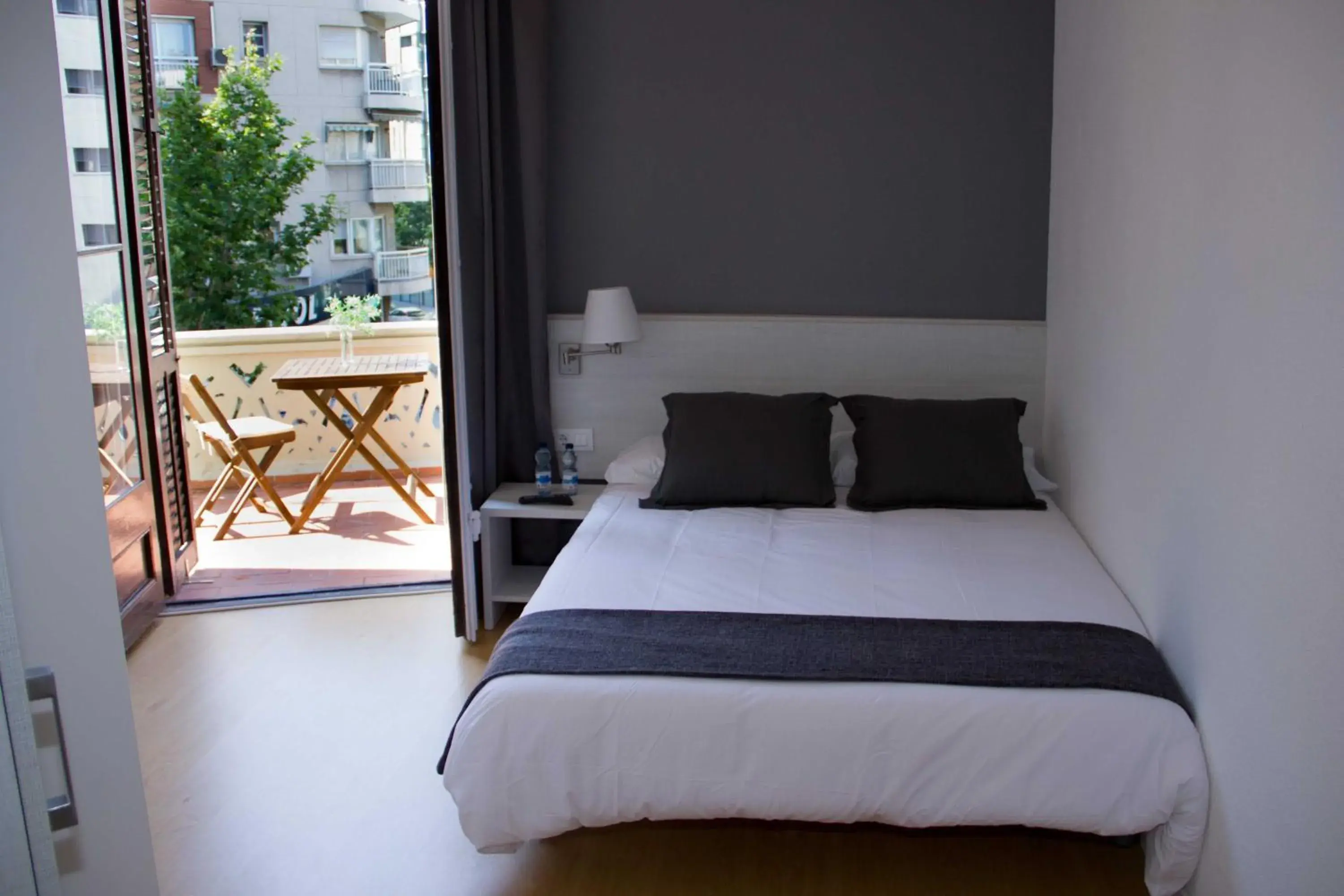 Double Room with Terrace in Hostalin Barcelona Diputacion Double Room with Terrace in Hostalin Barcelona Diputacion