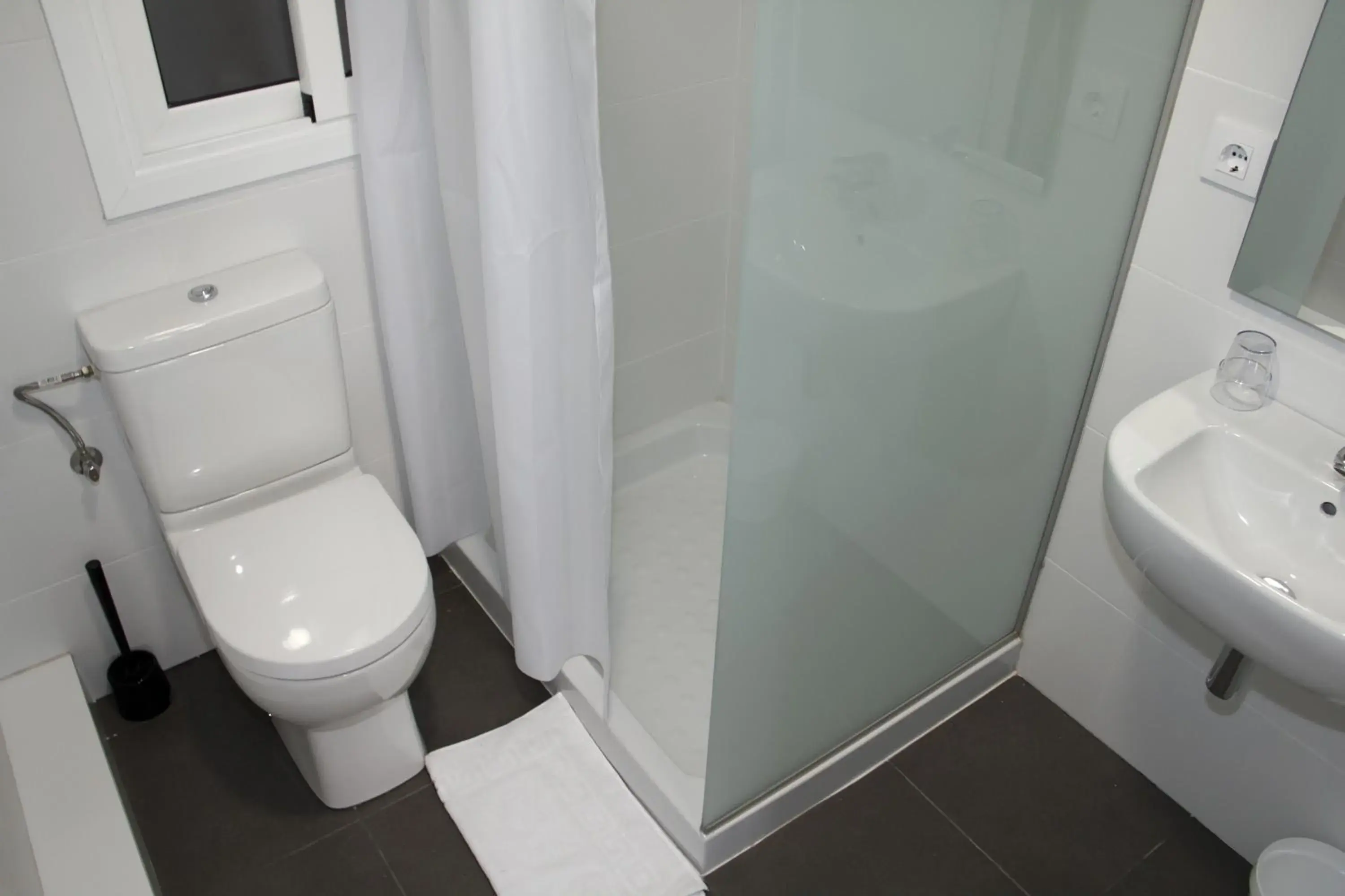 Twin Room with Balcony in Hostalin Barcelona Diputacion Twin Room with Balcony in Hostalin Barcelona Diputacion