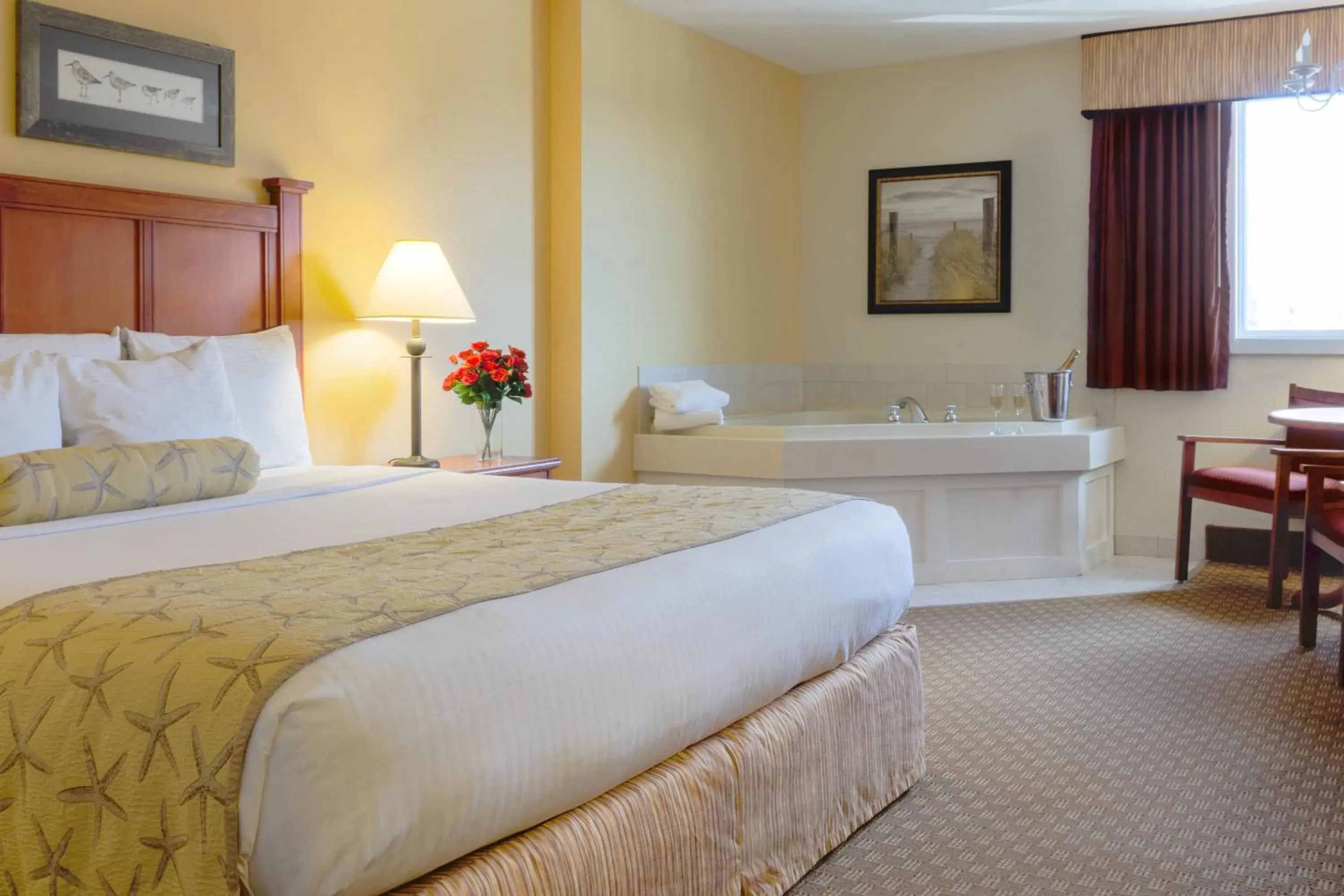 One-Bedroom Suite with Whirlpool Tub in Bayside Resort Hotel One-Bedroom Suite with Whirlpool Tub in Bayside Resort Hotel