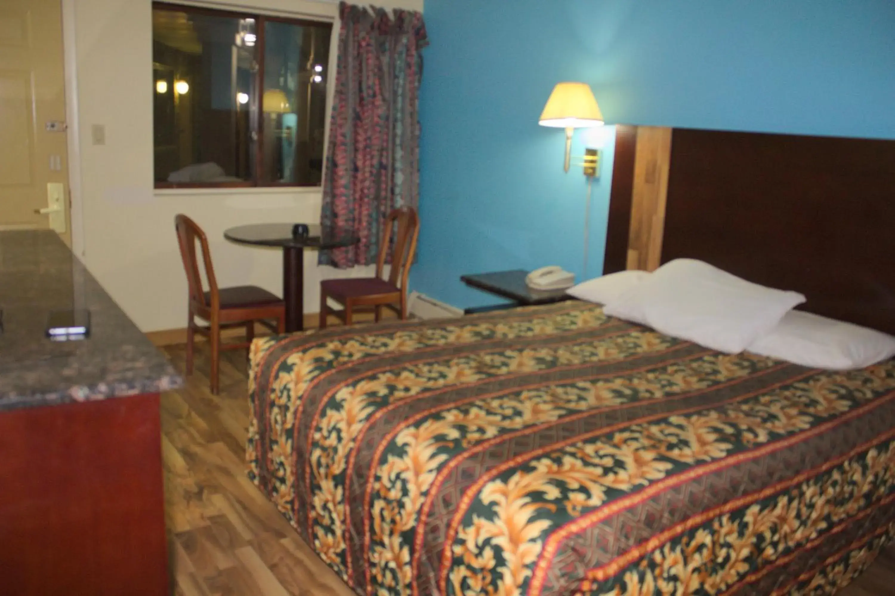 Queen Room in American Inn and Suites Queen Room in American Inn and Suites