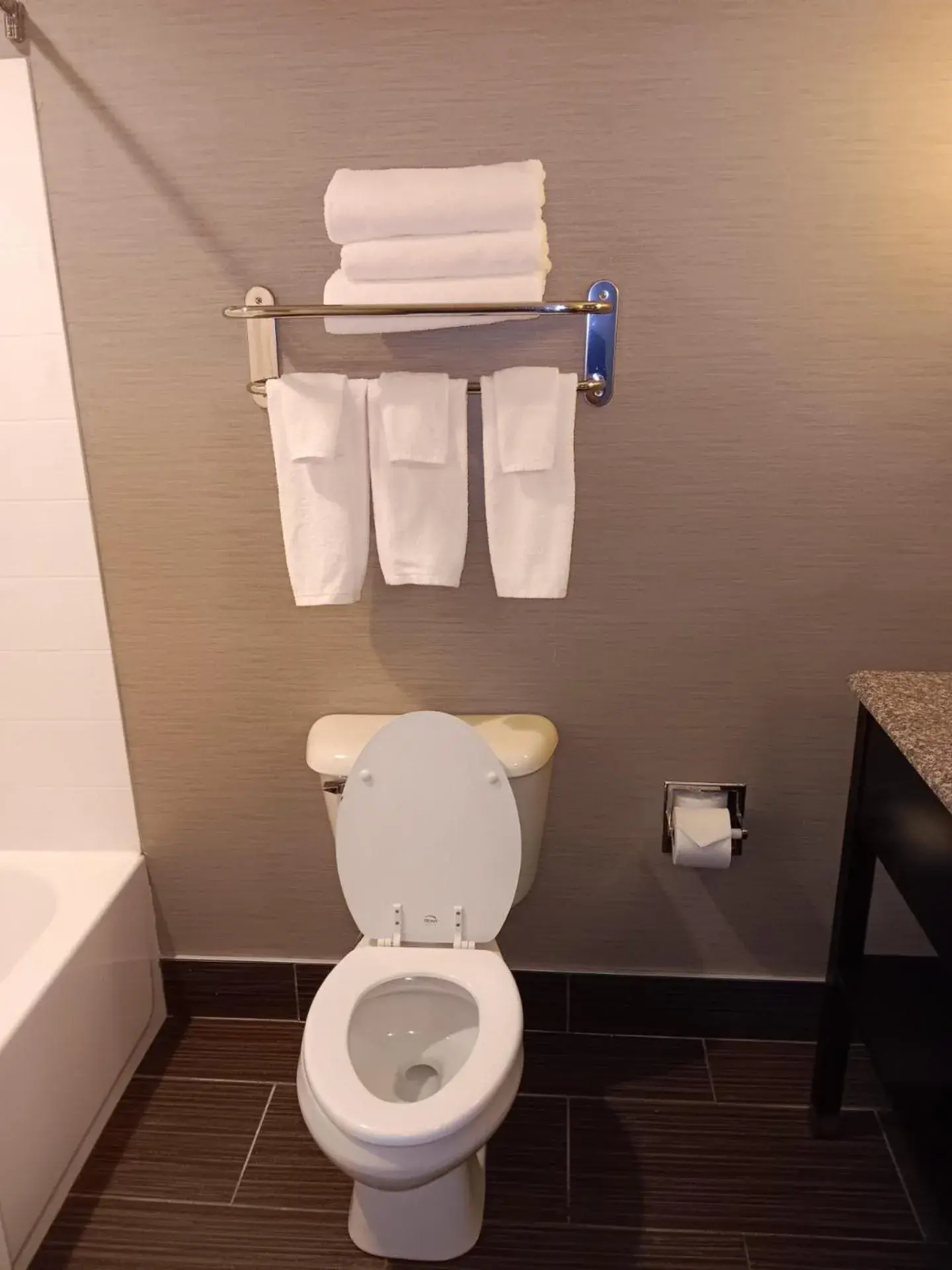 Standard King Room - Communications Accessible in Holiday Inn Express and Suites - Bradford by IHG Standard King Room - Communications Accessible in Holiday Inn Express and Suites - Bradford by IHG