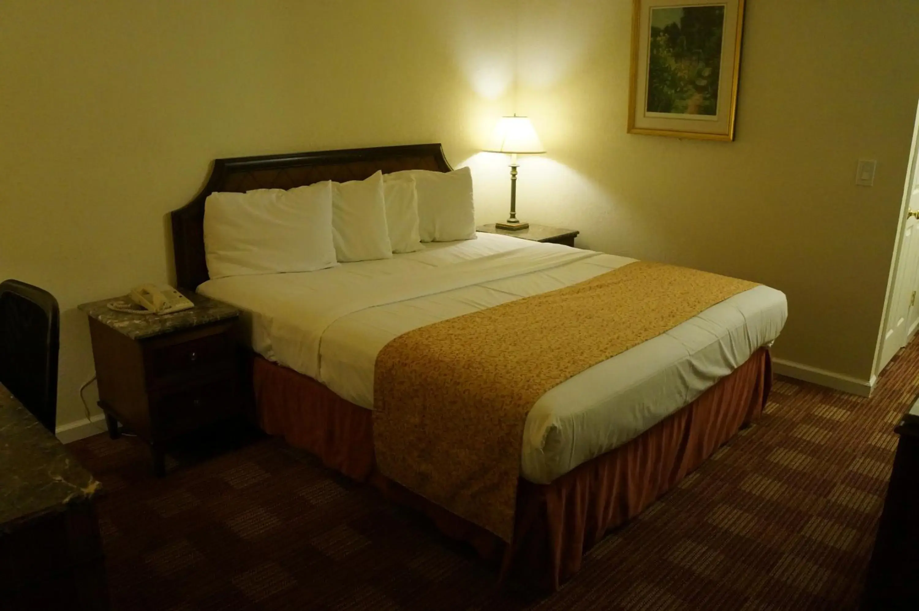 King Room - Non-Smoking in Waterford Inn King Room - Non-Smoking in Waterford Inn