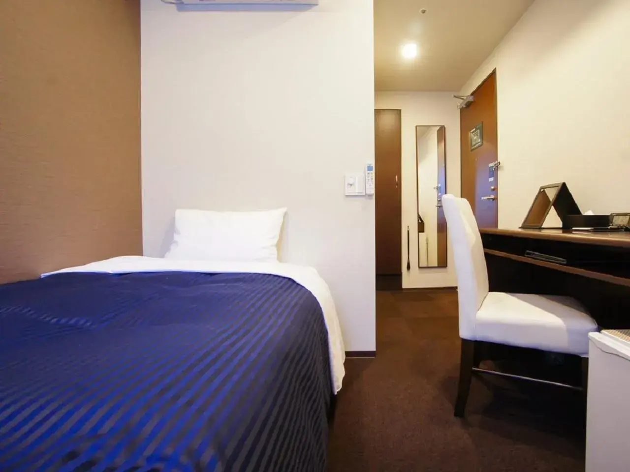 Double Room with Small Double Bed - Smoking in HOTEL LiVEMAX Yokohama Motomachi Ekimae Double Room with Small Double Bed - Smoking in HOTEL LiVEMAX Yokohama Motomachi Ekimae