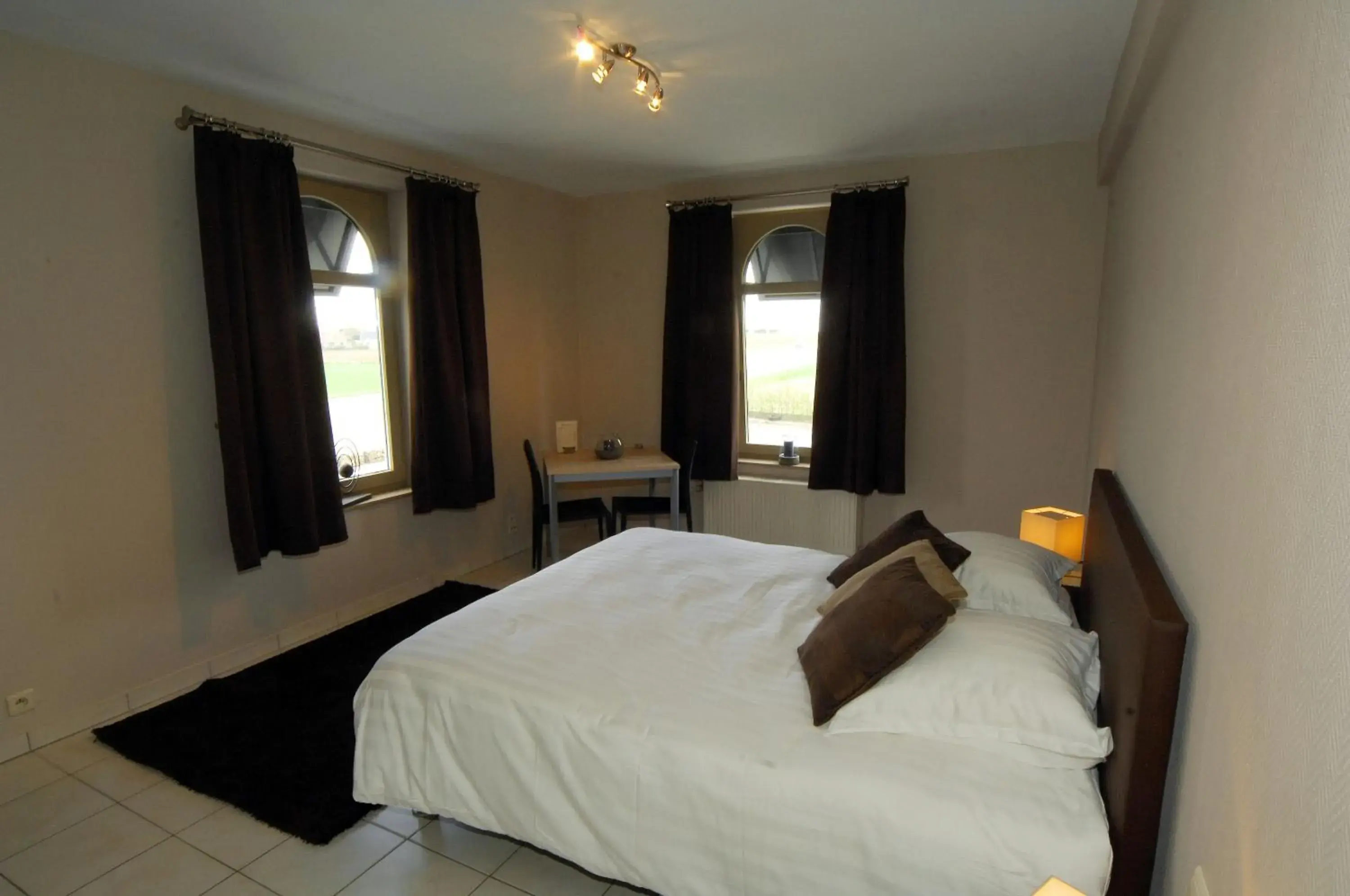 Triple Room in Hôtel Le Saint Loup Triple Room in Hôtel Le Saint Loup