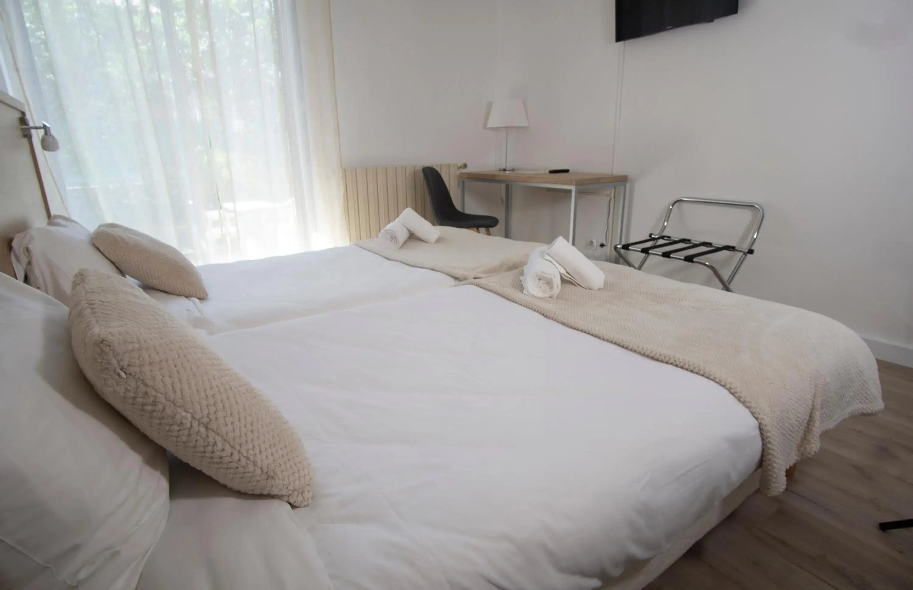 Twin Room - single occupancy in Hôtel Pyrène Twin Room - single occupancy in Hôtel Pyrène