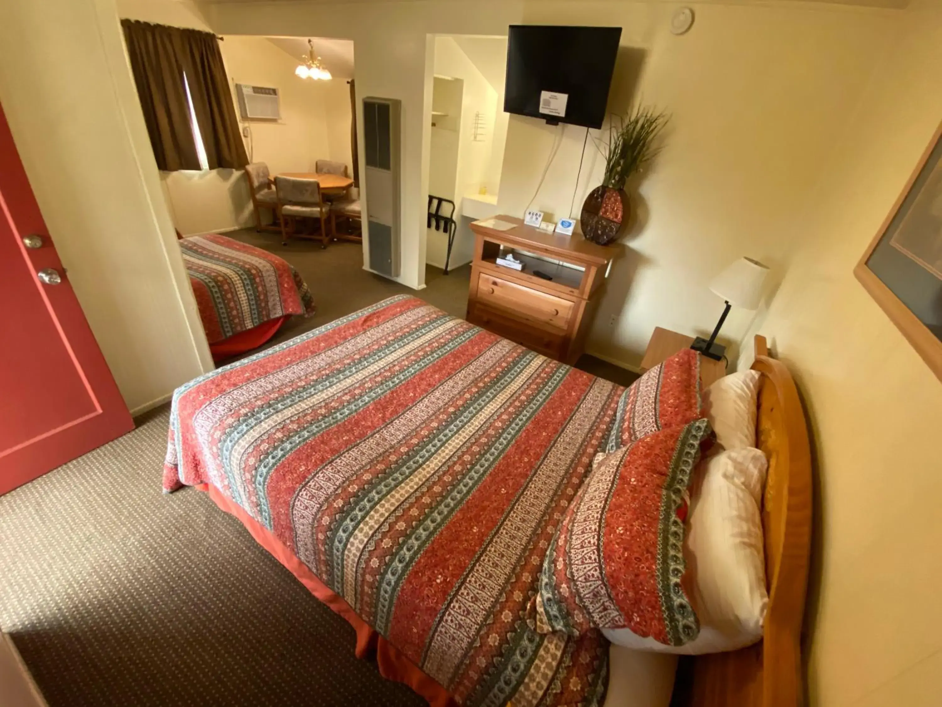 Family Room in Independence Courthouse Motel Family Room in Independence Courthouse Motel