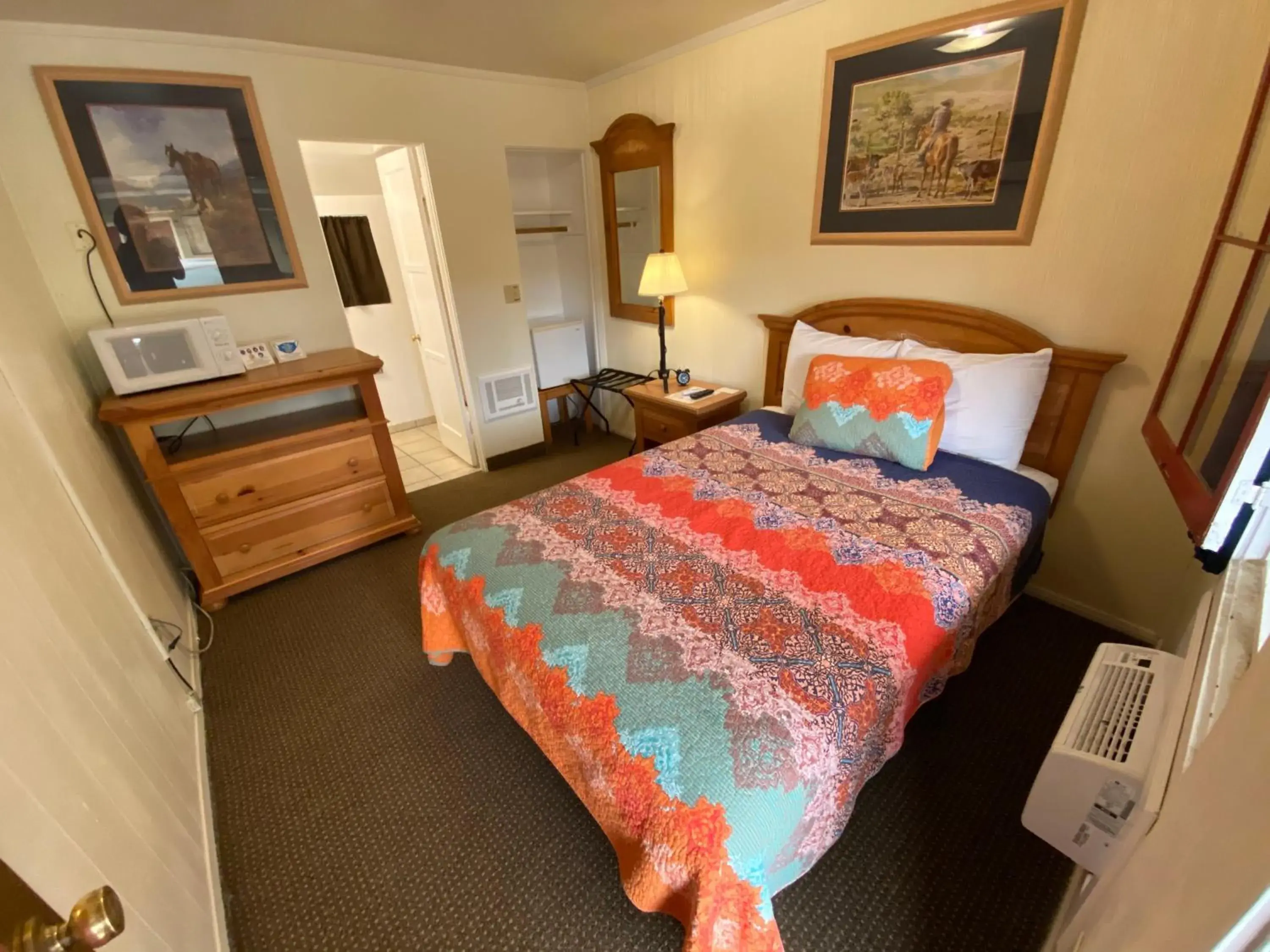 Economy Room in Independence Courthouse Motel Economy Room in Independence Courthouse Motel