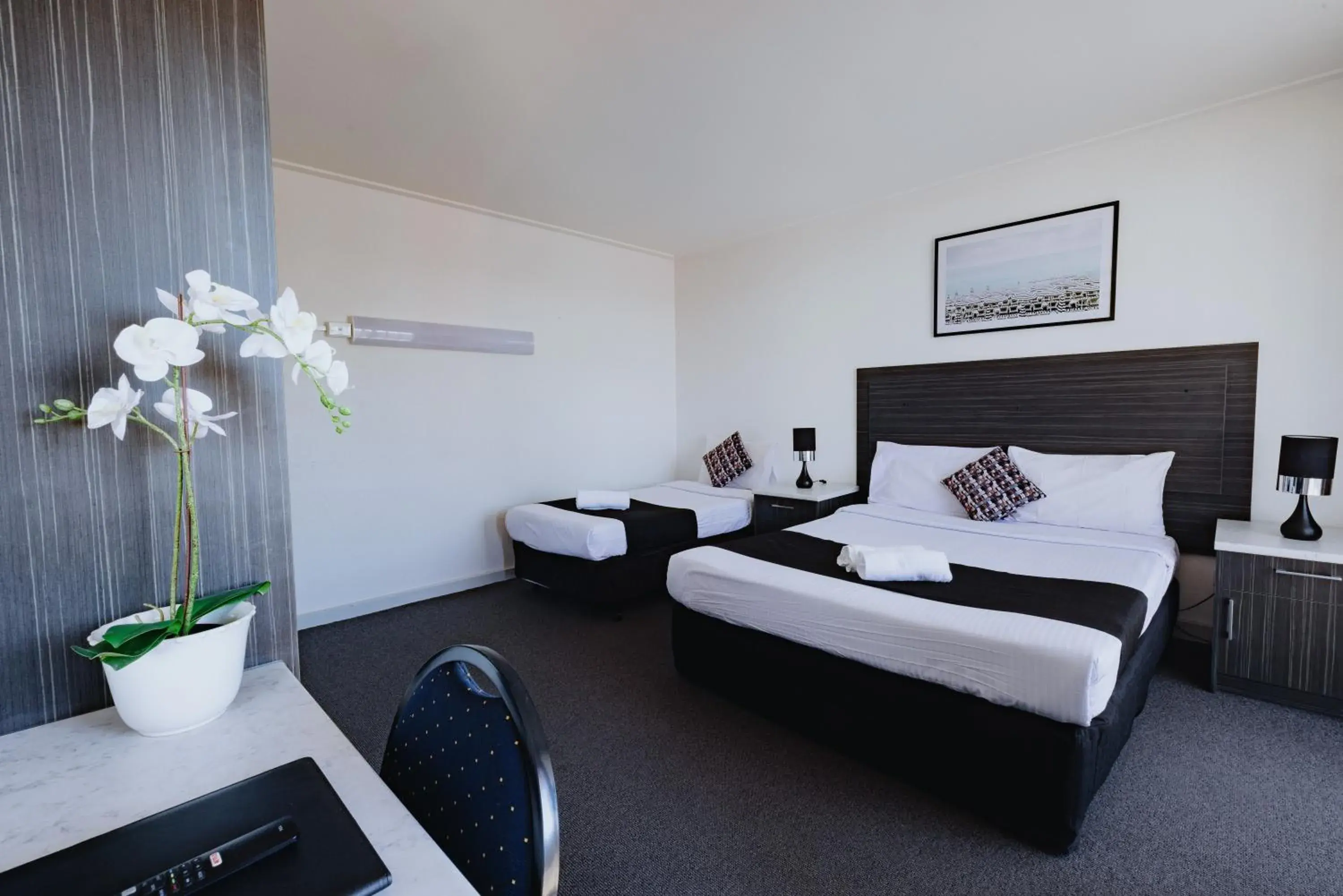 Deluxe Twin Room with One Queen and One Single, Non - smoking in Comfort Inn Traralgon Deluxe Twin Room with One Queen and One Single, Non - smoking in Comfort Inn Traralgon