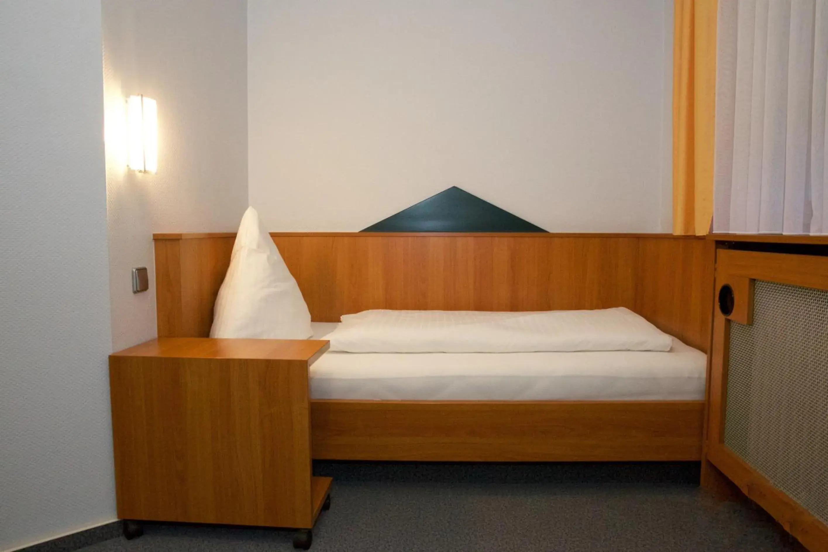 Single Room with Private Bathroom - single occupancy in SVG Hotel Diversi Single Room with Private Bathroom - single occupancy in SVG Hotel Diversi