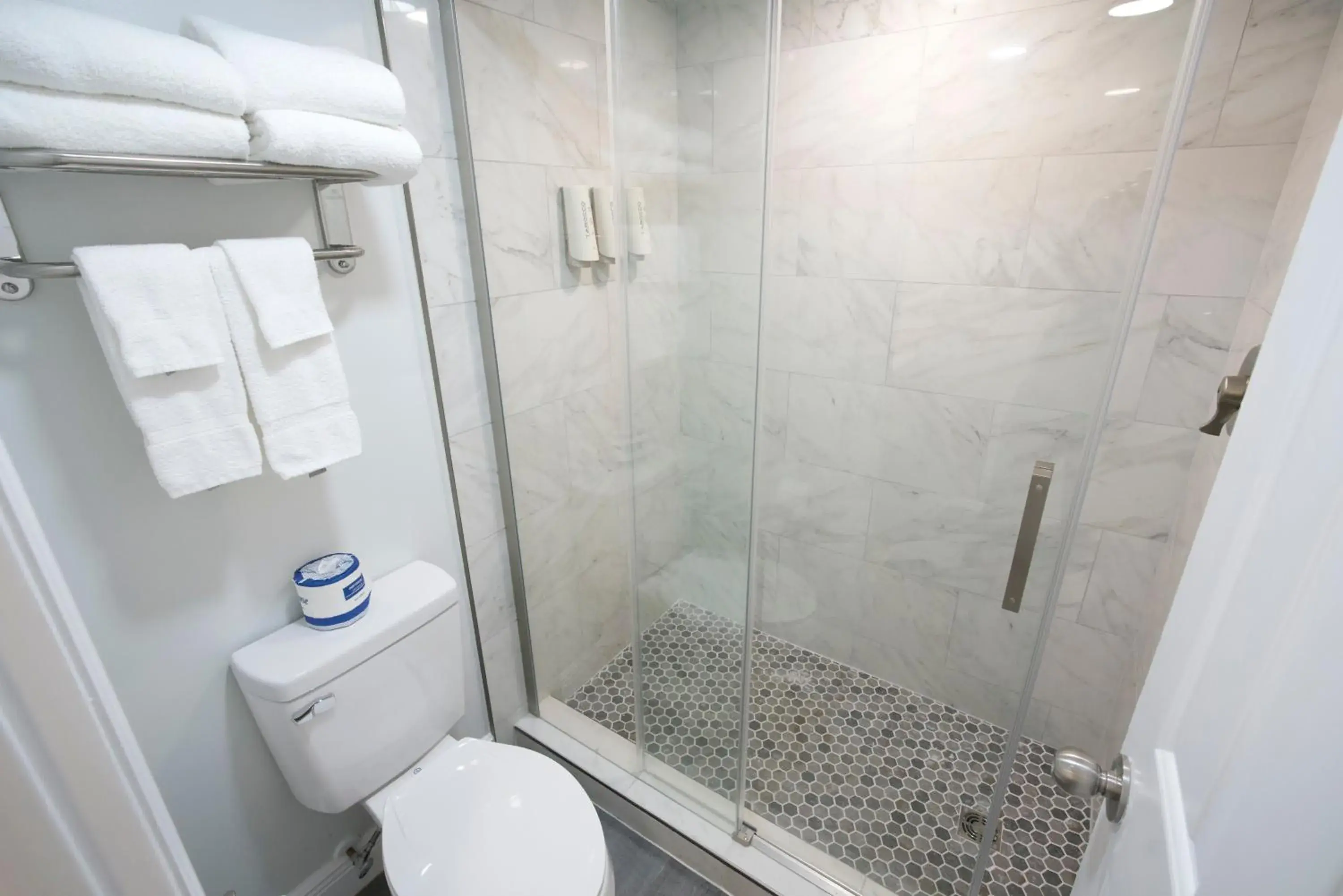 King Room with Water View in Pirate's Cove Resort and Marina - Stuart King Room with Water View in Pirate's Cove Resort and Marina - Stuart