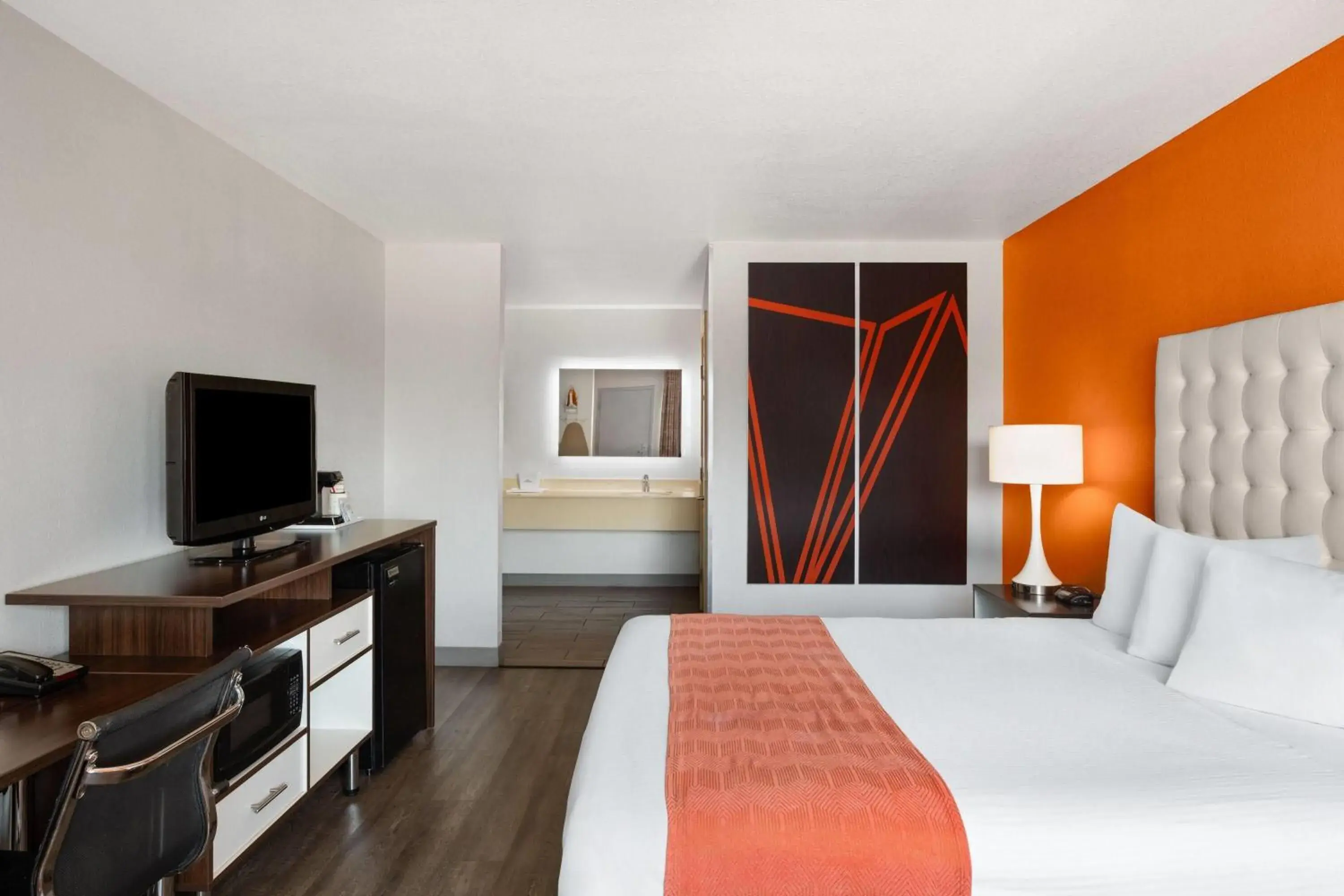 Queen Room - Disability Access/Non-Smoking in Howard Johnson by Wyndham Modesto Ceres Queen Room - Disability Access/Non-Smoking in Howard Johnson by Wyndham Modesto Ceres