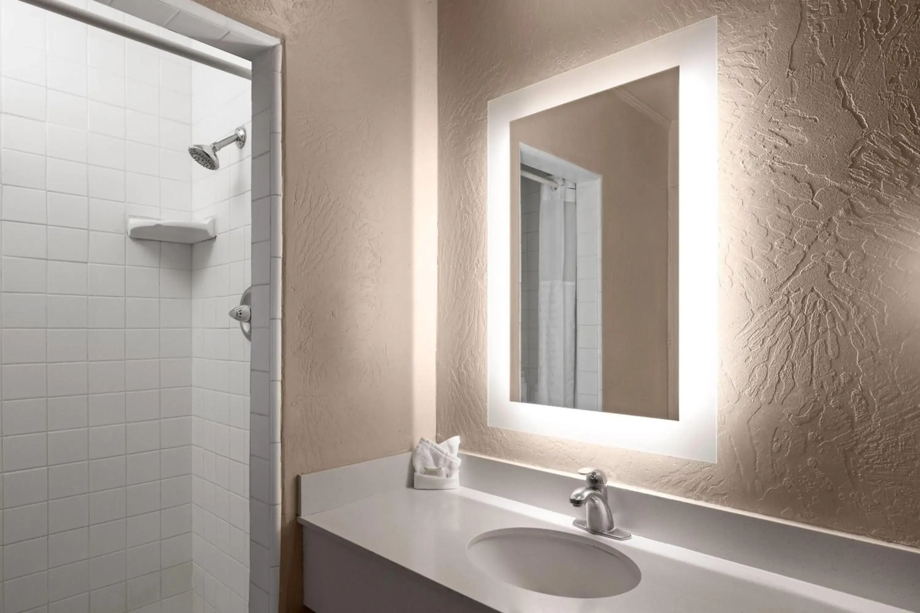 Queen Room - Smoking in Howard Johnson by Wyndham Modesto Ceres Queen Room - Smoking in Howard Johnson by Wyndham Modesto Ceres