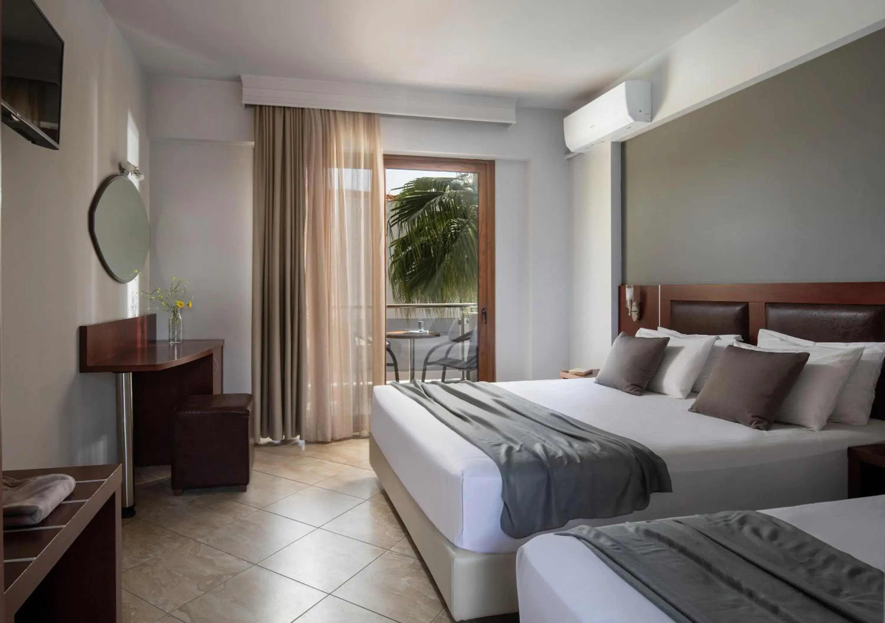 Triple Room with Pool View in Hotel Simeon Triple Room with Pool View in Hotel Simeon