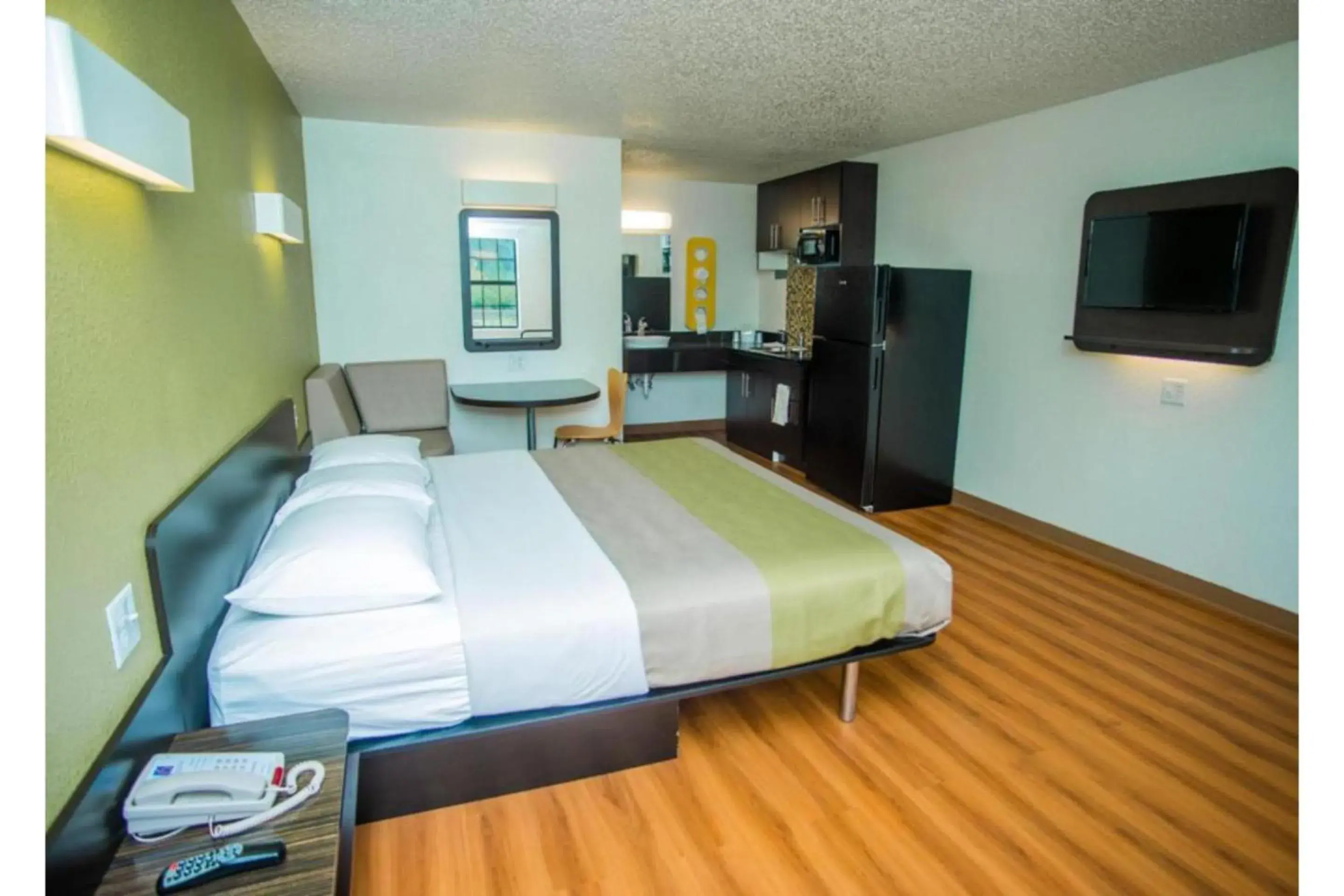 King Room - Smoking in Motel 6-Palestine, TX King Room - Smoking in Motel 6-Palestine, TX