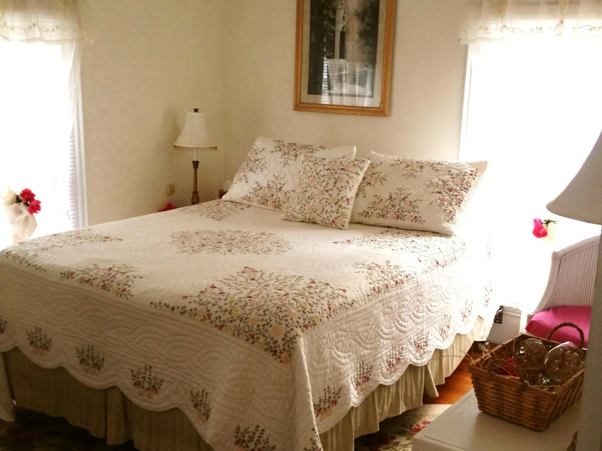 Deluxe Queen Suite in 18 Vine Inn & Carriage House Deluxe Queen Suite in 18 Vine Inn & Carriage House