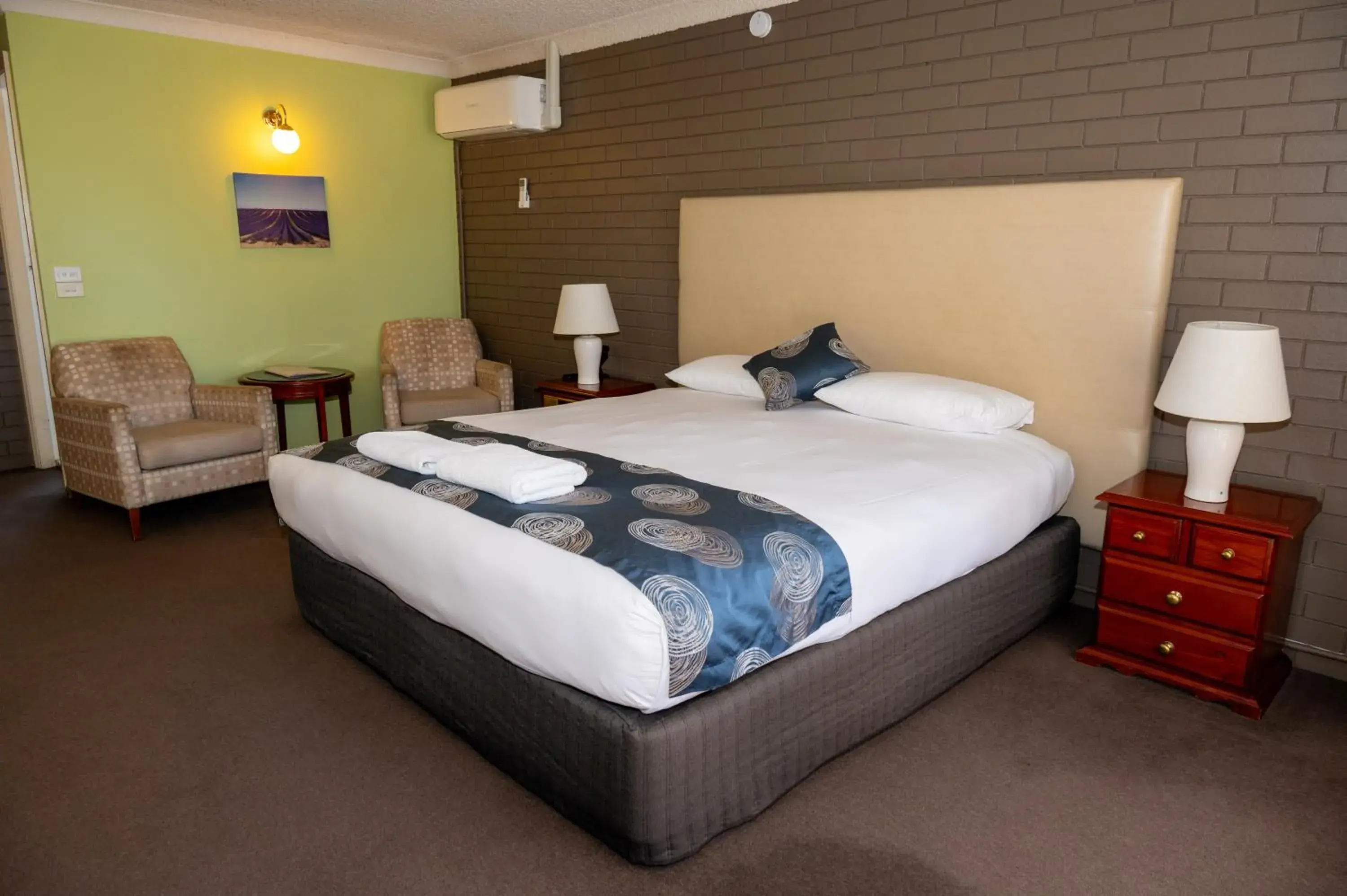 King Room with Spa Bath in Tumut Valley Motel Pet Friendly King Room with Spa Bath in Tumut Valley Motel Pet Friendly