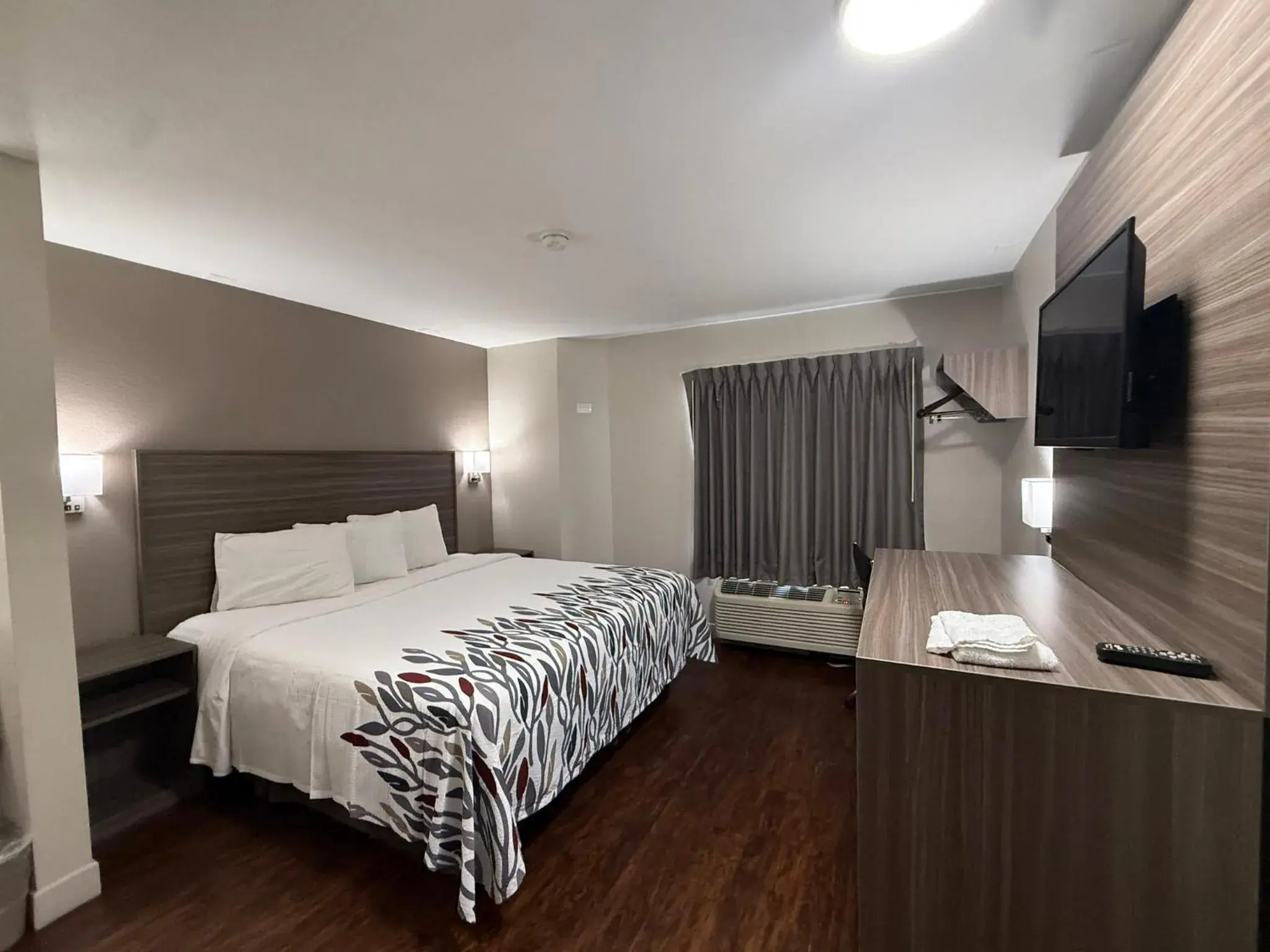 Deluxe Room with One Queen Bed Disability Access Non-Smoking in Red Roof Inn Austin - Round Rock Deluxe Room with One Queen Bed Disability Access Non-Smoking in Red Roof Inn Austin - Round Rock