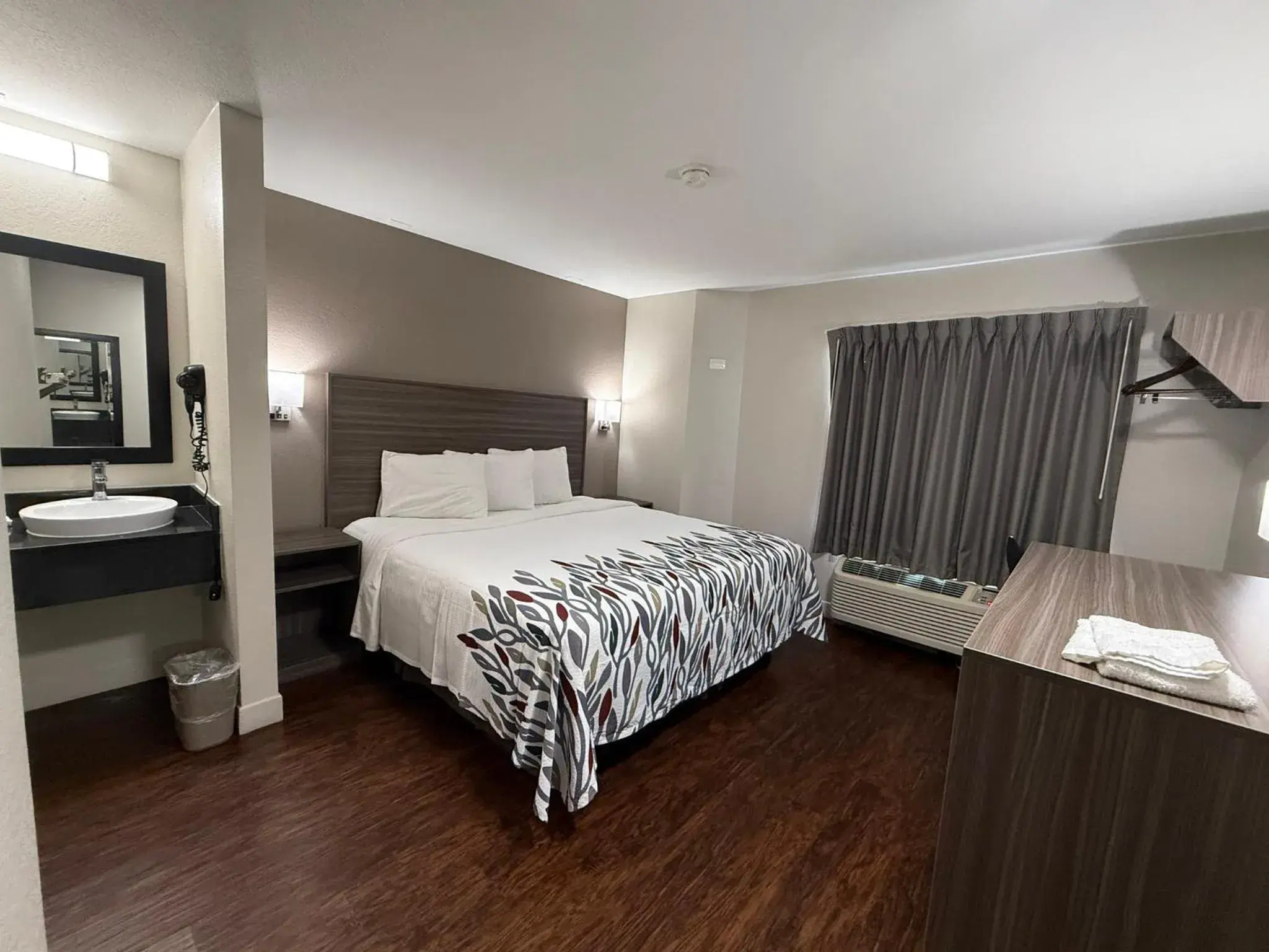 Deluxe King Room Non-Smoking in Red Roof Inn Austin - Round Rock Deluxe King Room Non-Smoking in Red Roof Inn Austin - Round Rock