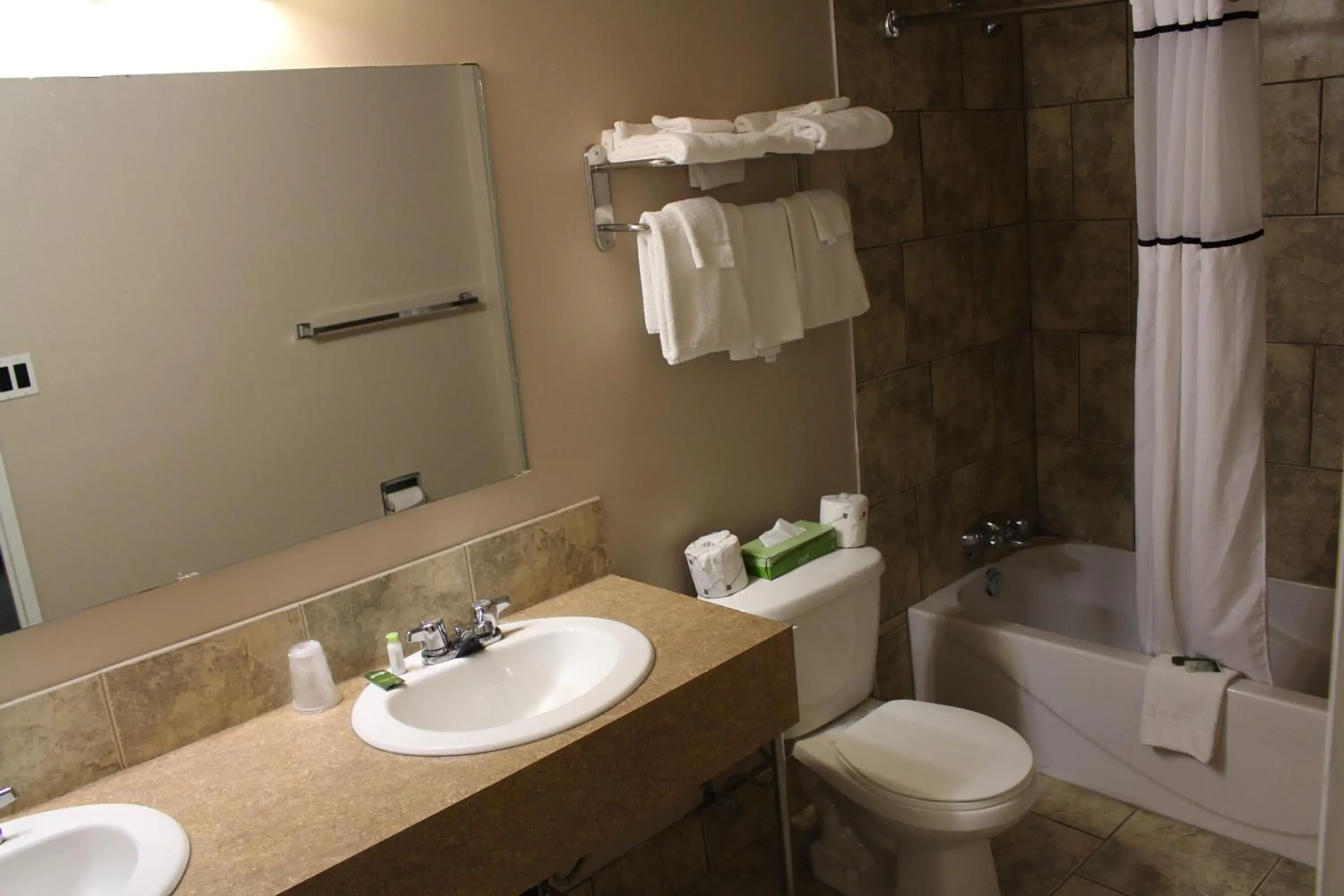 Deluxe Queen Room in Travelodge by Wyndham Swift Current Deluxe Queen Room in Travelodge by Wyndham Swift Current