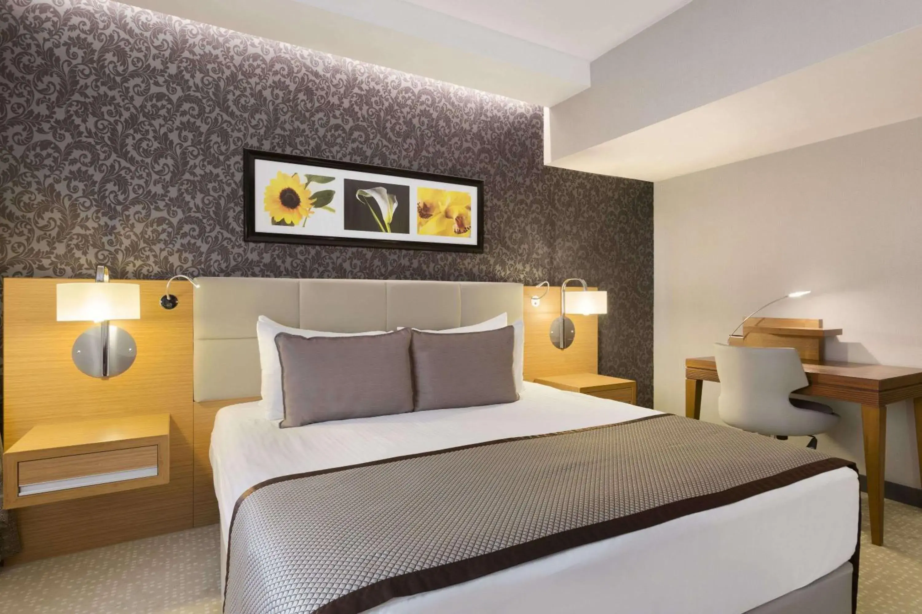 Superior King Room - single occupancy - Non-Smoking in Ramada Plaza By Wyndham Izmit Superior King Room - single occupancy - Non-Smoking in Ramada Plaza By Wyndham Izmit