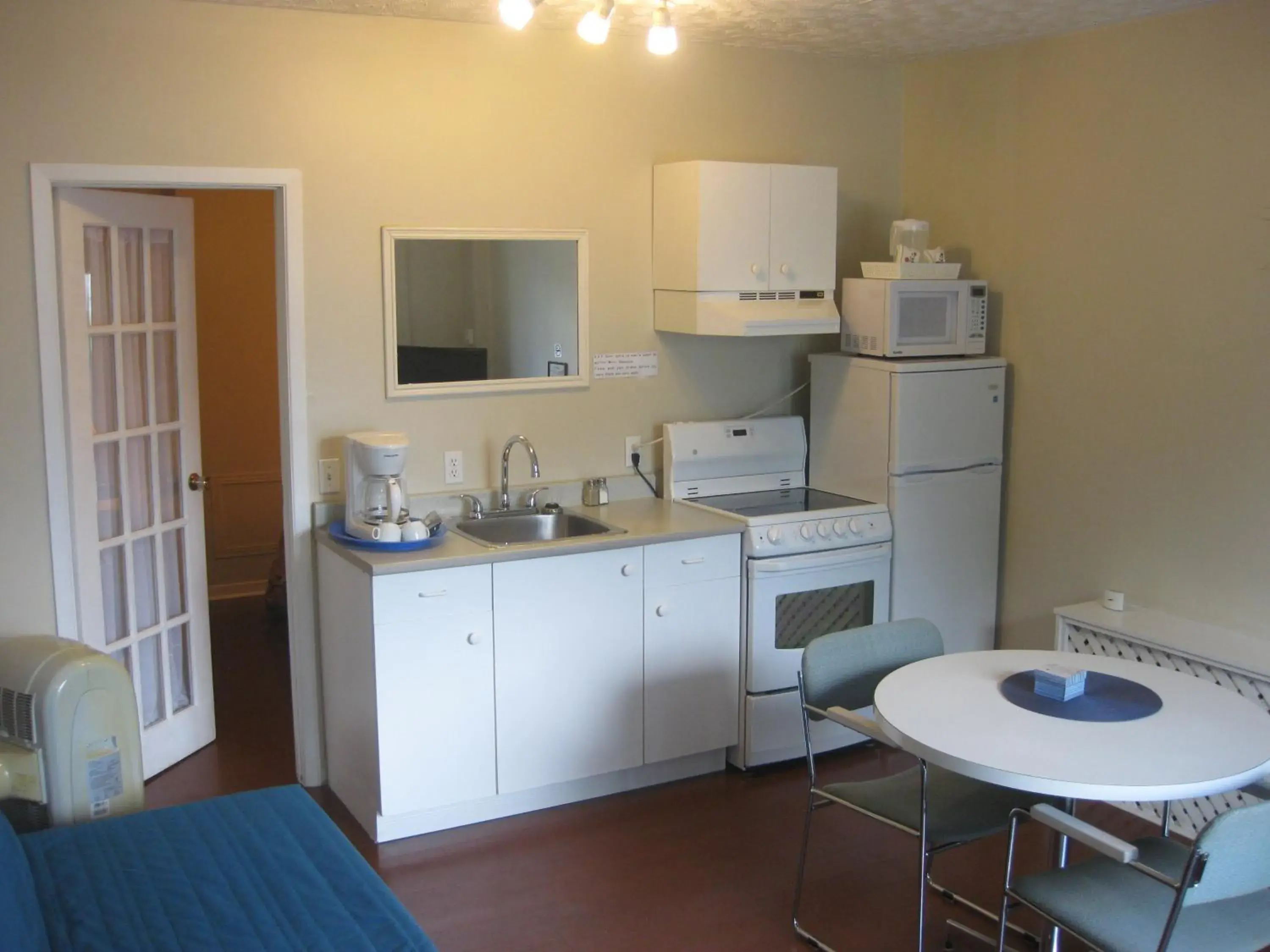 One-Bedroom Suite with Kitchenette in Motel Bel-Eau One-Bedroom Suite with Kitchenette in Motel Bel-Eau