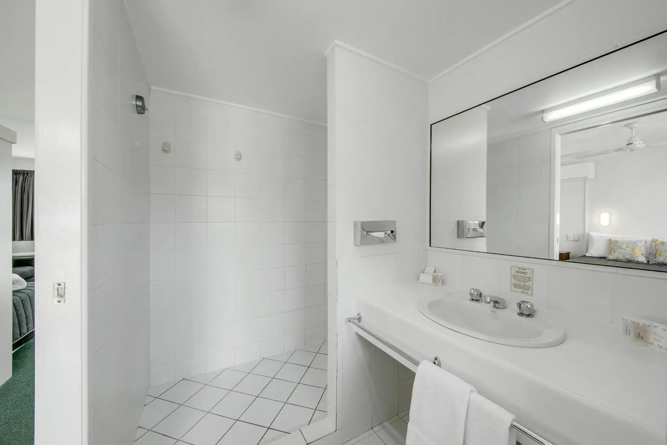 Standard Queen Room in Reef Adventureland Motel Standard Queen Room in Reef Adventureland Motel