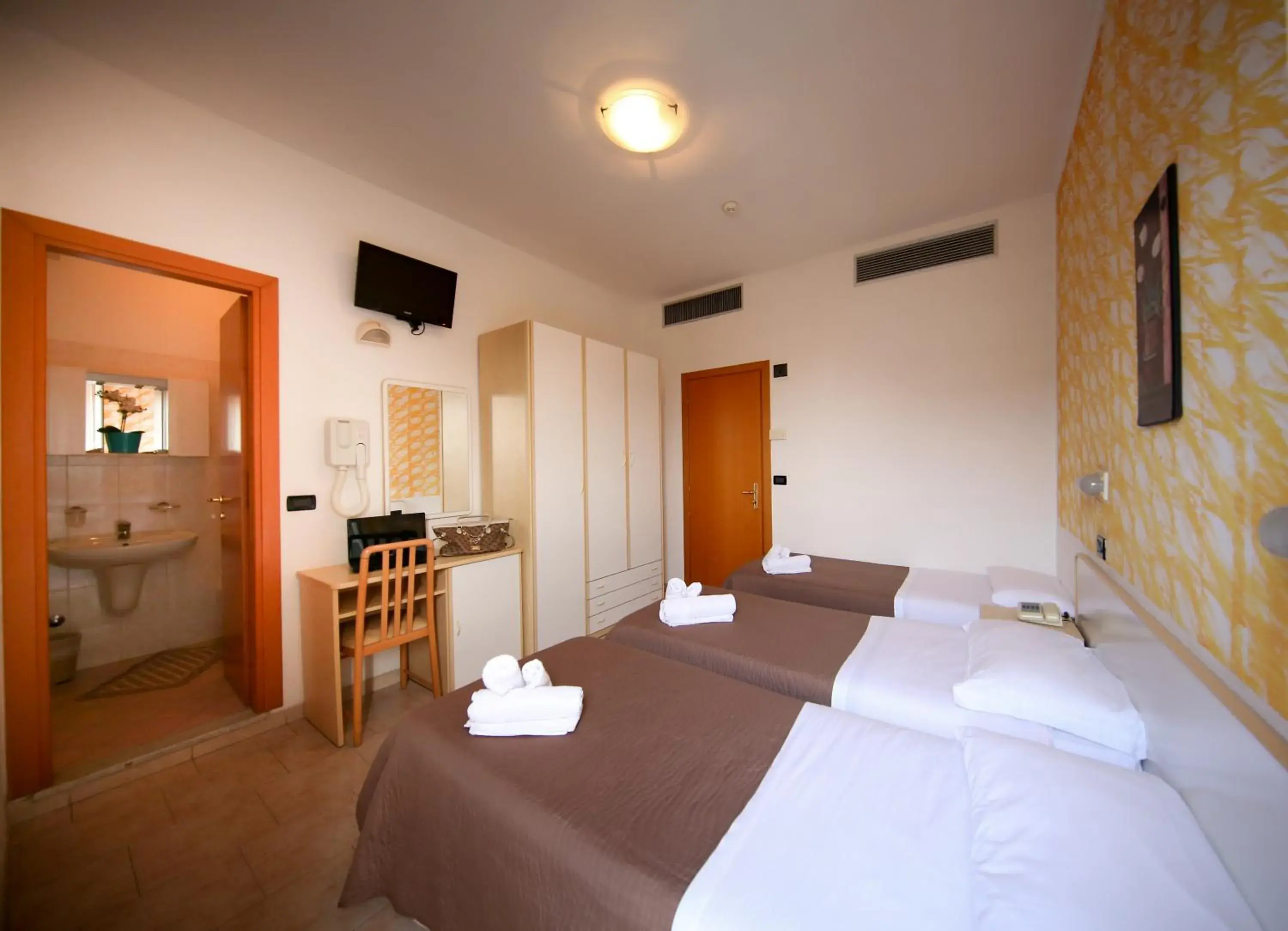 Triple Room with Balcony in Hotel Petrarca Triple Room with Balcony in Hotel Petrarca