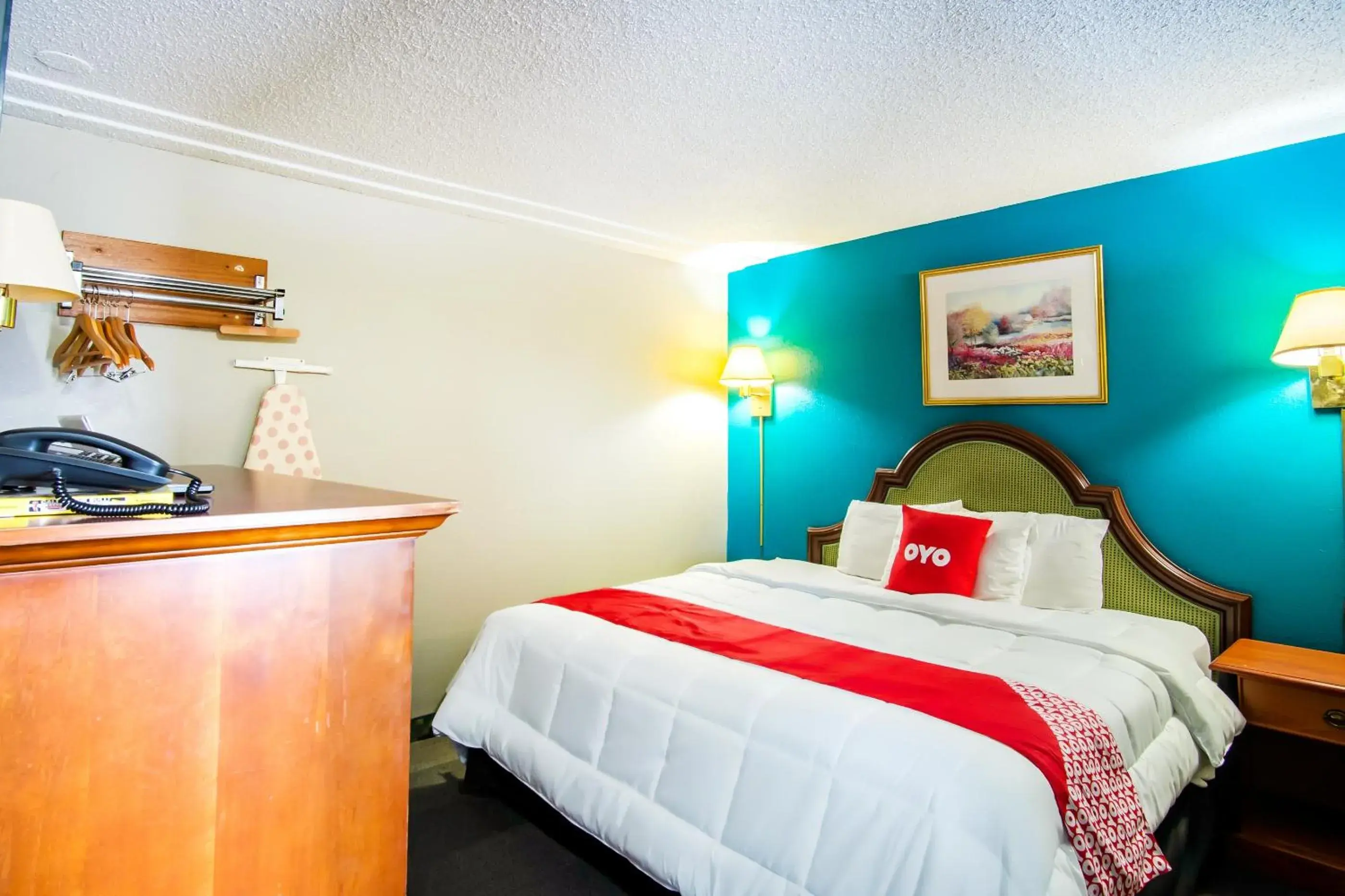 Premium King Bed in OYO Hotel Hutchinson West 4th Ave Premium King Bed in OYO Hotel Hutchinson West 4th Ave