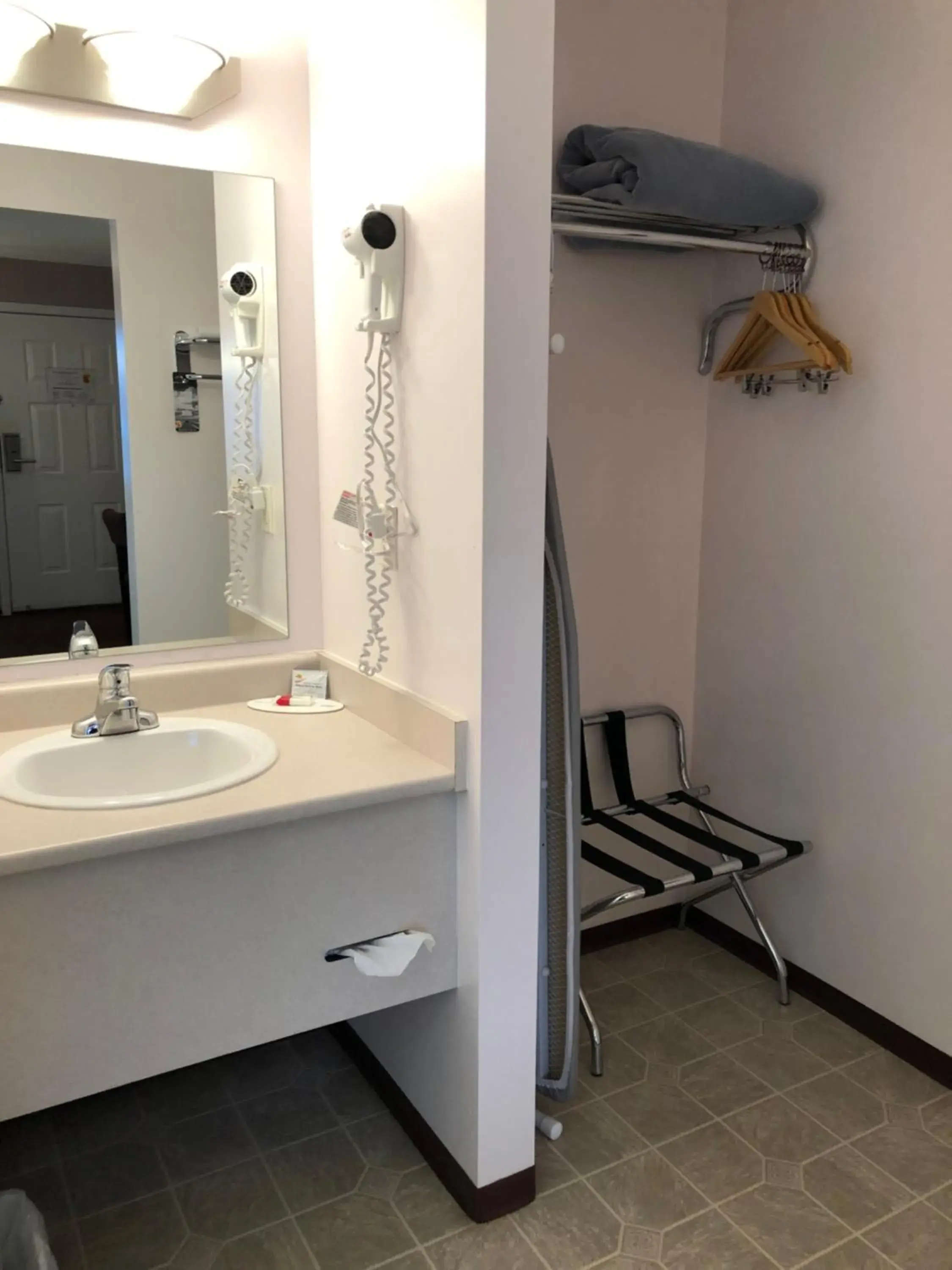 Queen Room - Smoking in Super 8 by Wyndham Lake Country/Winfield Area Queen Room - Smoking in Super 8 by Wyndham Lake Country/Winfield Area