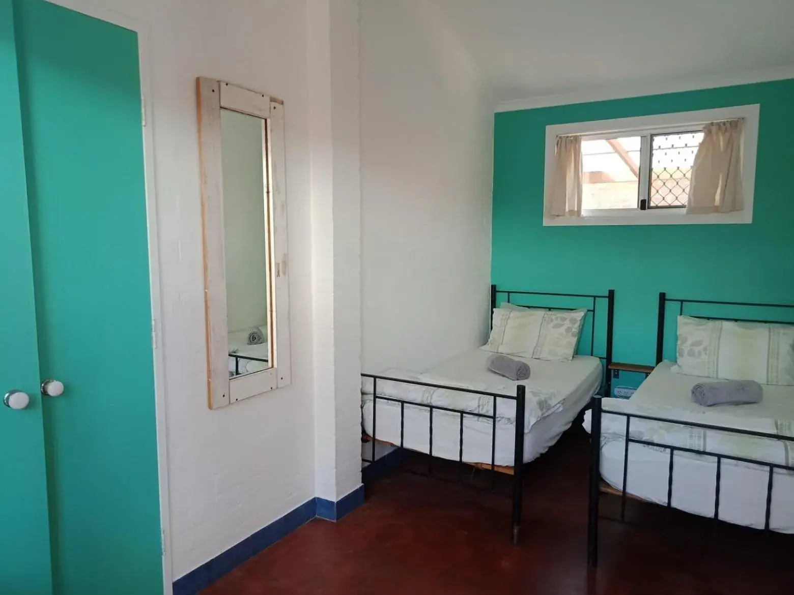 Twin Room with Private Bathroom in Ozzie Pozzie Backpackers Twin Room with Private Bathroom in Ozzie Pozzie Backpackers